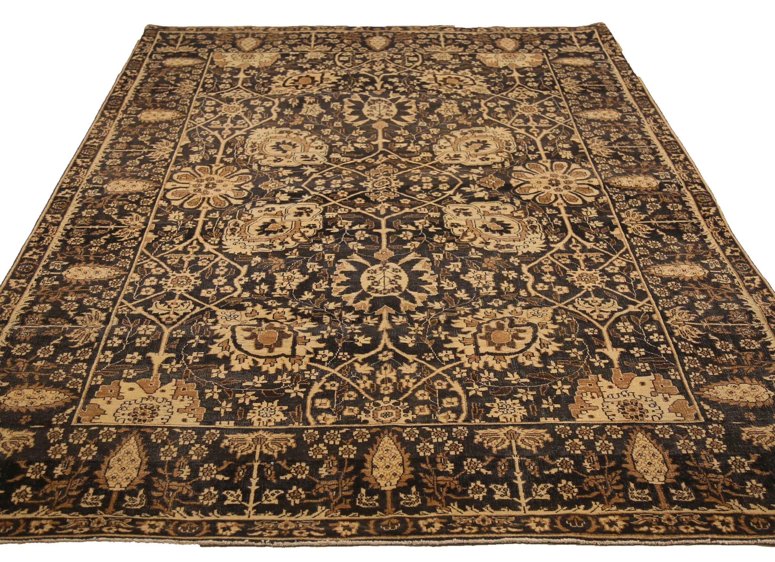 Scopri l'eleganza di questo tappeto Tabriz unico nel suo genere. Progettato con una meticolosa attenzione ai dettagli, questo design esclusivo è perfetto per valorizzare il tuo spazio.