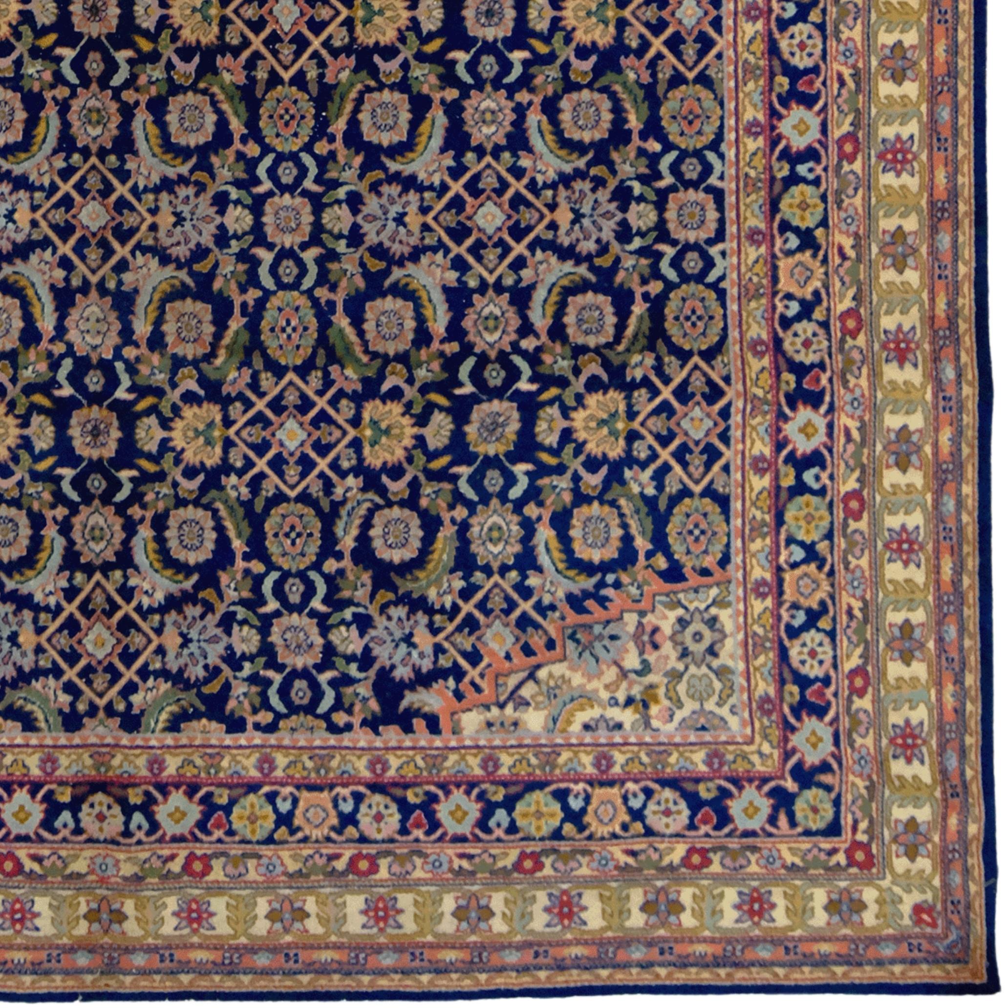 Tabriz Carpet - Early 20th Century Vintage Carpet In Good Condition For Sale In Sultanahmet, 34