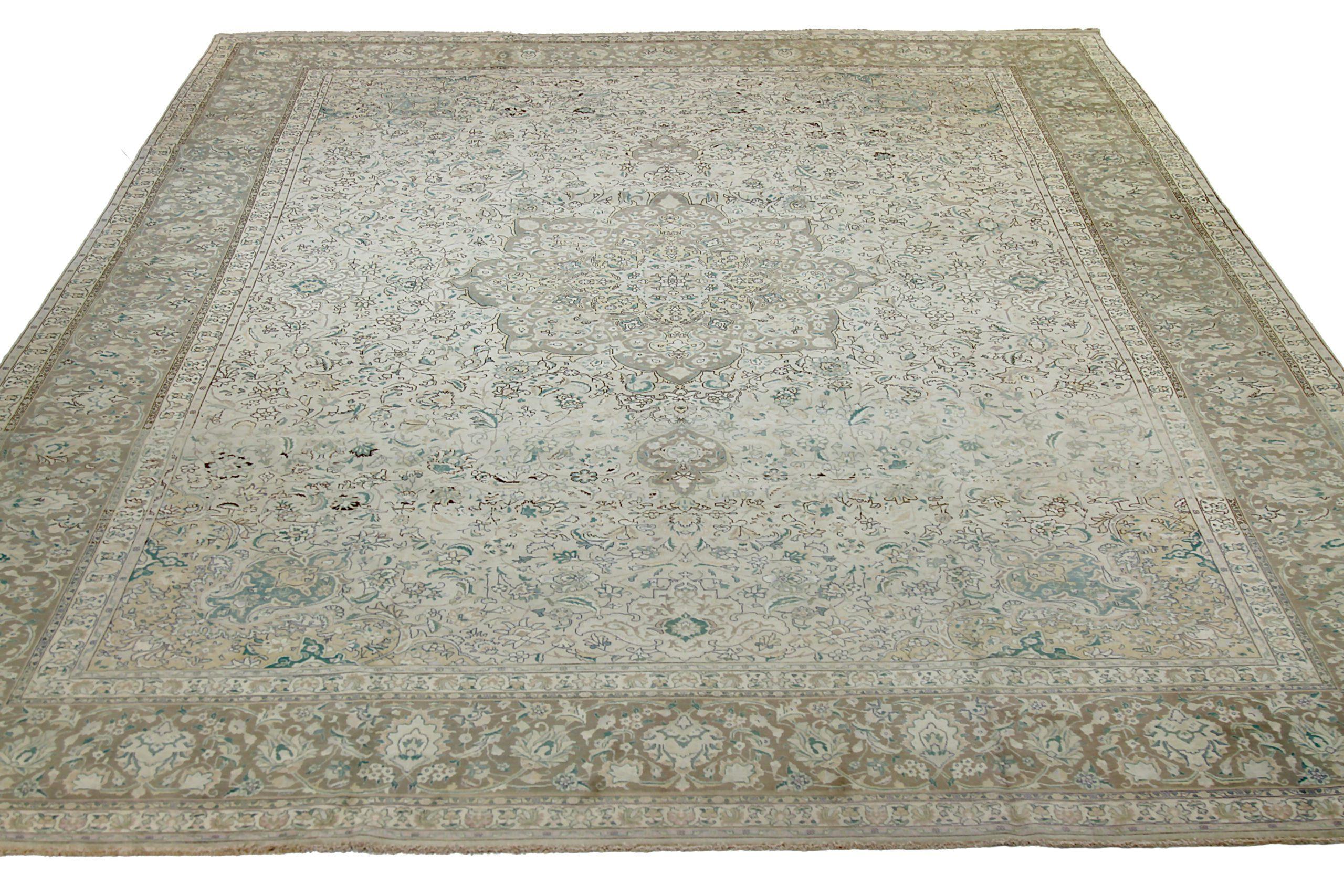 Entdecken Sie die Eleganz dieses einzigartigen Tabriz mit seiner wunderschönen Handwerkskunst aus der Zeit um 1880. Dieses exklusive Design, das mit viel Liebe zum Detail entworfen wurde, ist perfekt, um Ihren Raum zu verschönern.