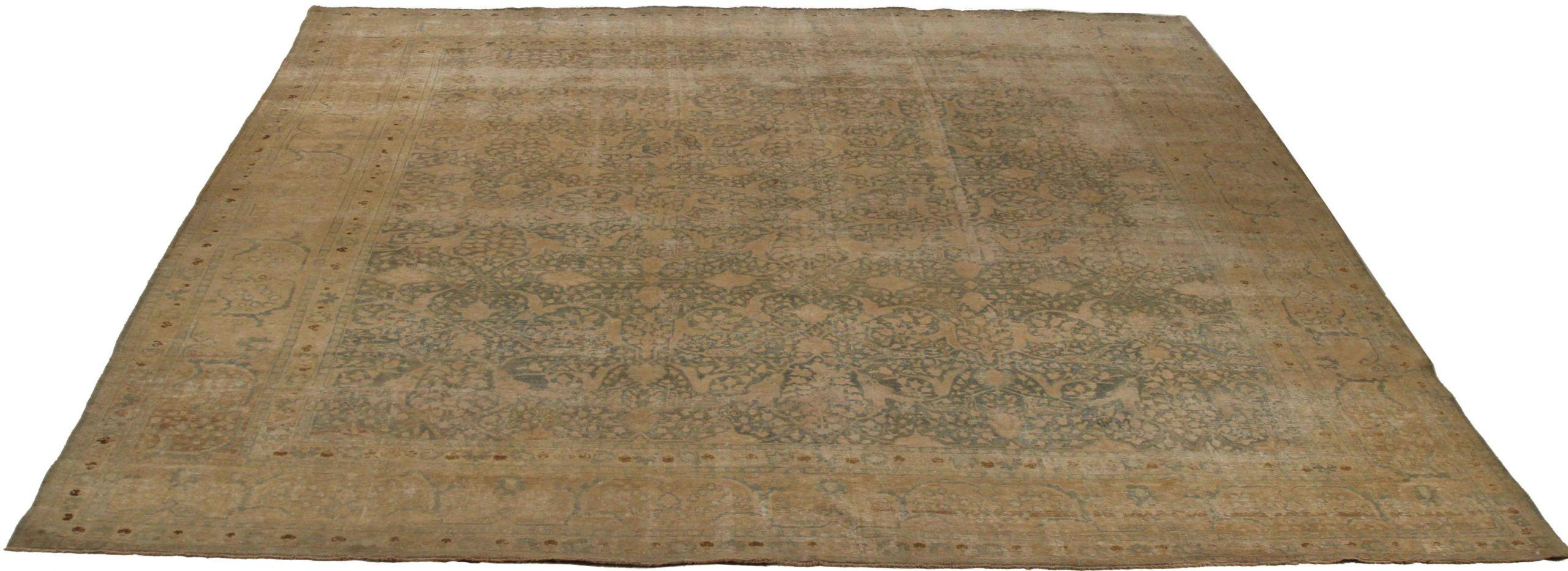 Scopri l'eleganza di questo Tabriz unico, caratterizzato da una splendida lavorazione artigianale del 1880 circa. Progettato con una meticolosa attenzione ai dettagli, questo design esclusivo è perfetto per valorizzare il tuo spazio.