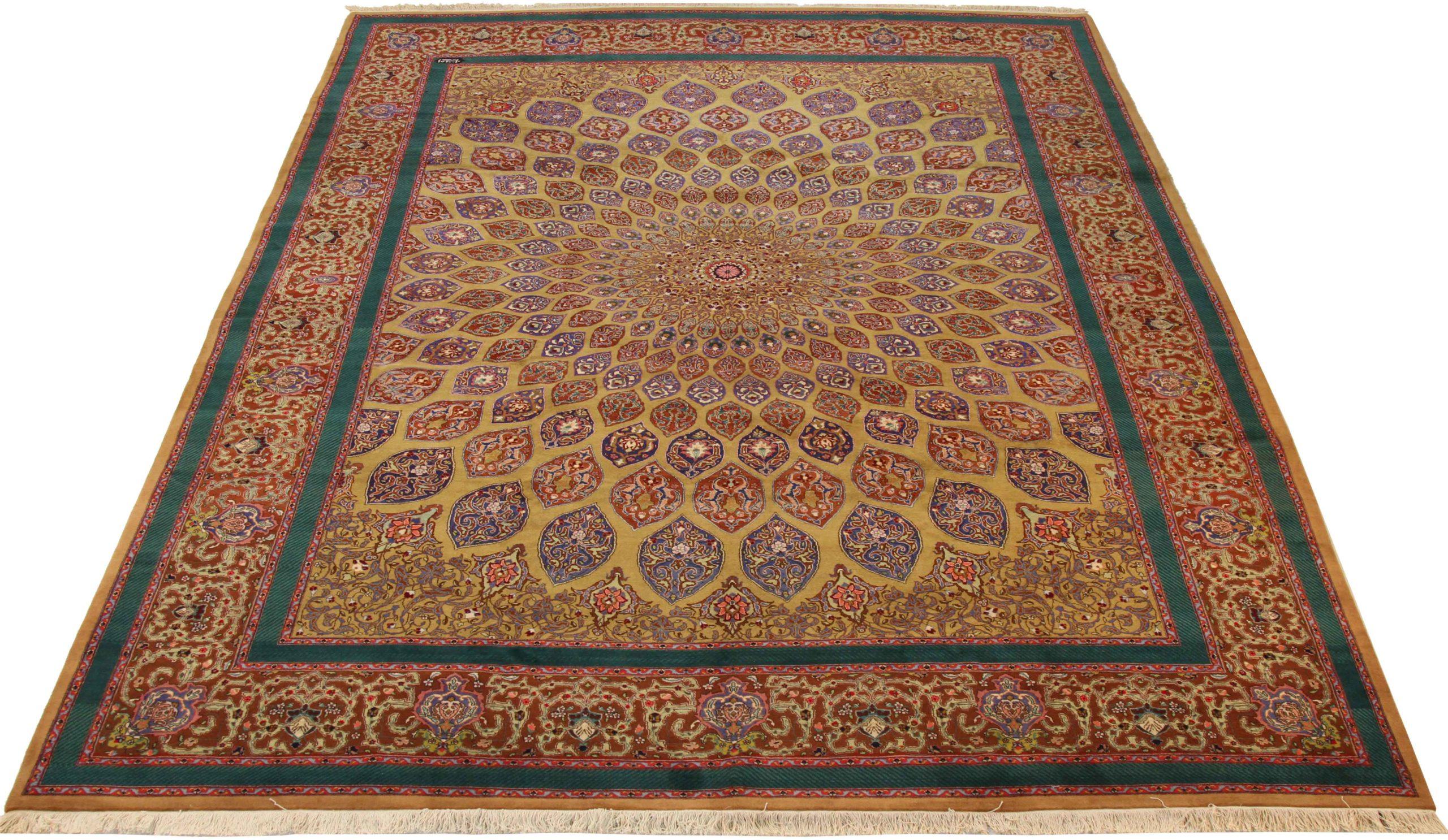 Scopri l'eleganza di questo Tabriz unico, caratterizzato da una splendida lavorazione artigianale del 1880 circa. Progettato con una meticolosa attenzione ai dettagli, questo design esclusivo è perfetto per valorizzare il tuo spazio.