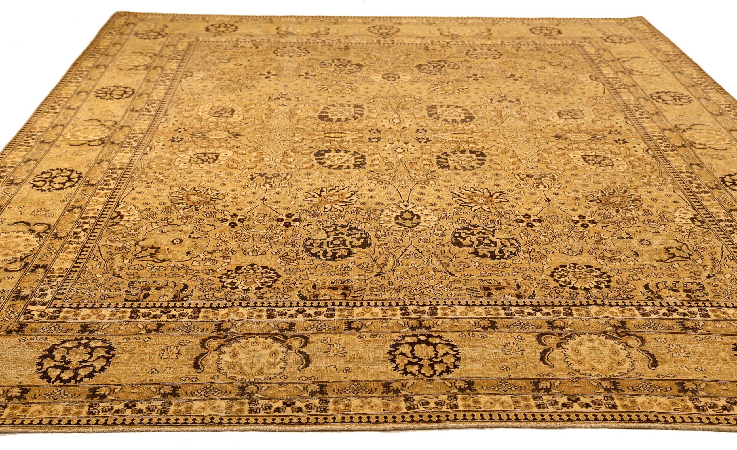 Scopri l'eleganza di questo Tabriz unico, caratterizzato da una splendida lavorazione artigianale del 1990 circa. Progettato con una meticolosa attenzione ai dettagli, questo design esclusivo è perfetto per valorizzare il tuo spazio.
