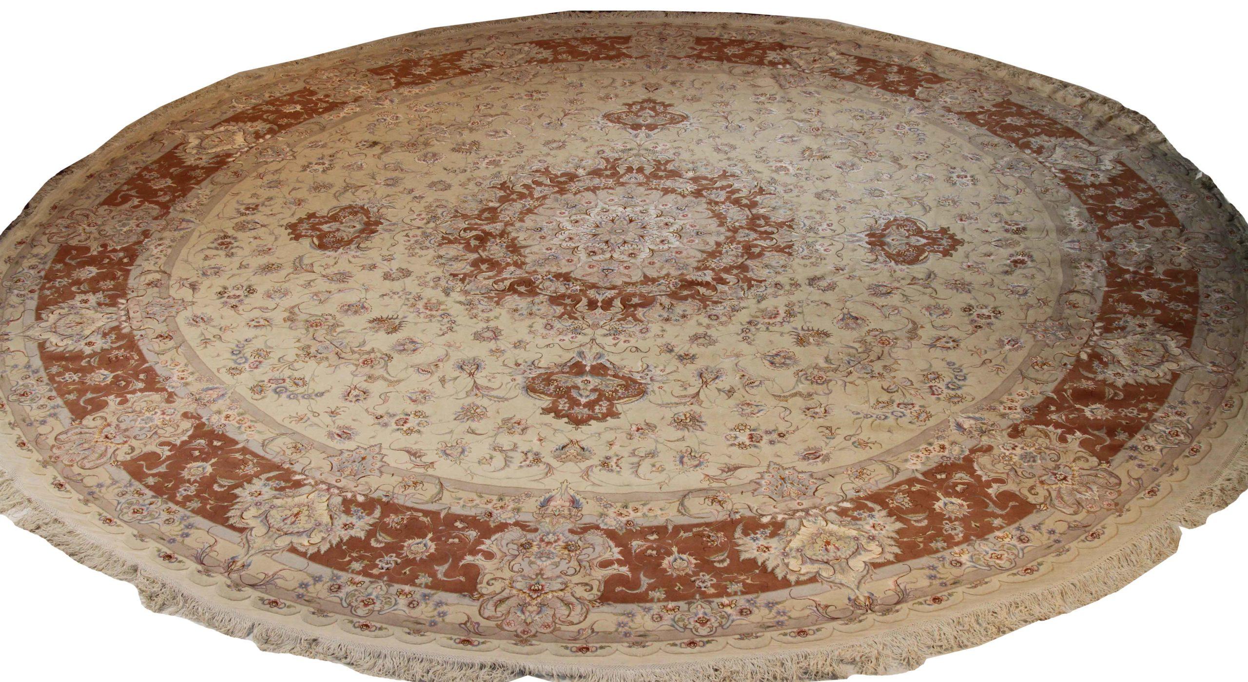 Scopri l'eleganza di questo Tabriz unico, caratterizzato da una splendida lavorazione artigianale del 1990 circa. Progettato con una meticolosa attenzione ai dettagli, questo design esclusivo è perfetto per valorizzare il tuo spazio.