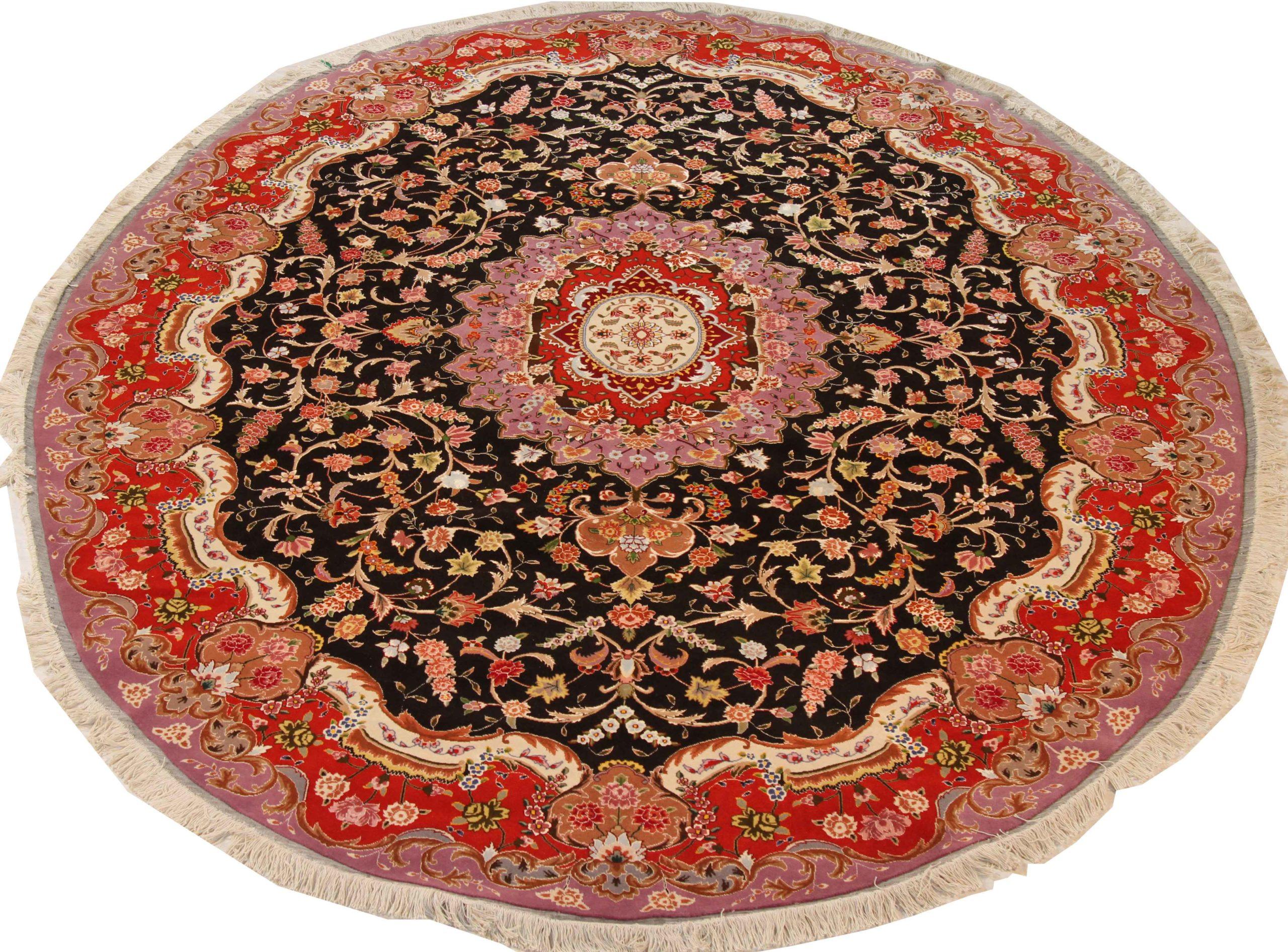 Scopri l'eleganza di questo Tabriz unico, caratterizzato da una splendida lavorazione artigianale del 1990 circa. Progettato con una meticolosa attenzione ai dettagli, questo design esclusivo è perfetto per valorizzare il tuo spazio.