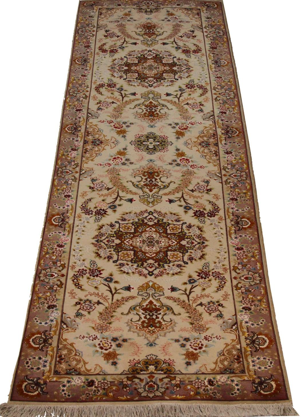 Scopri l'eleganza di questo Tabriz unico, caratterizzato da una splendida lavorazione artigianale del 1990 circa. Progettato con una meticolosa attenzione ai dettagli, questo design esclusivo è perfetto per valorizzare il tuo spazio.