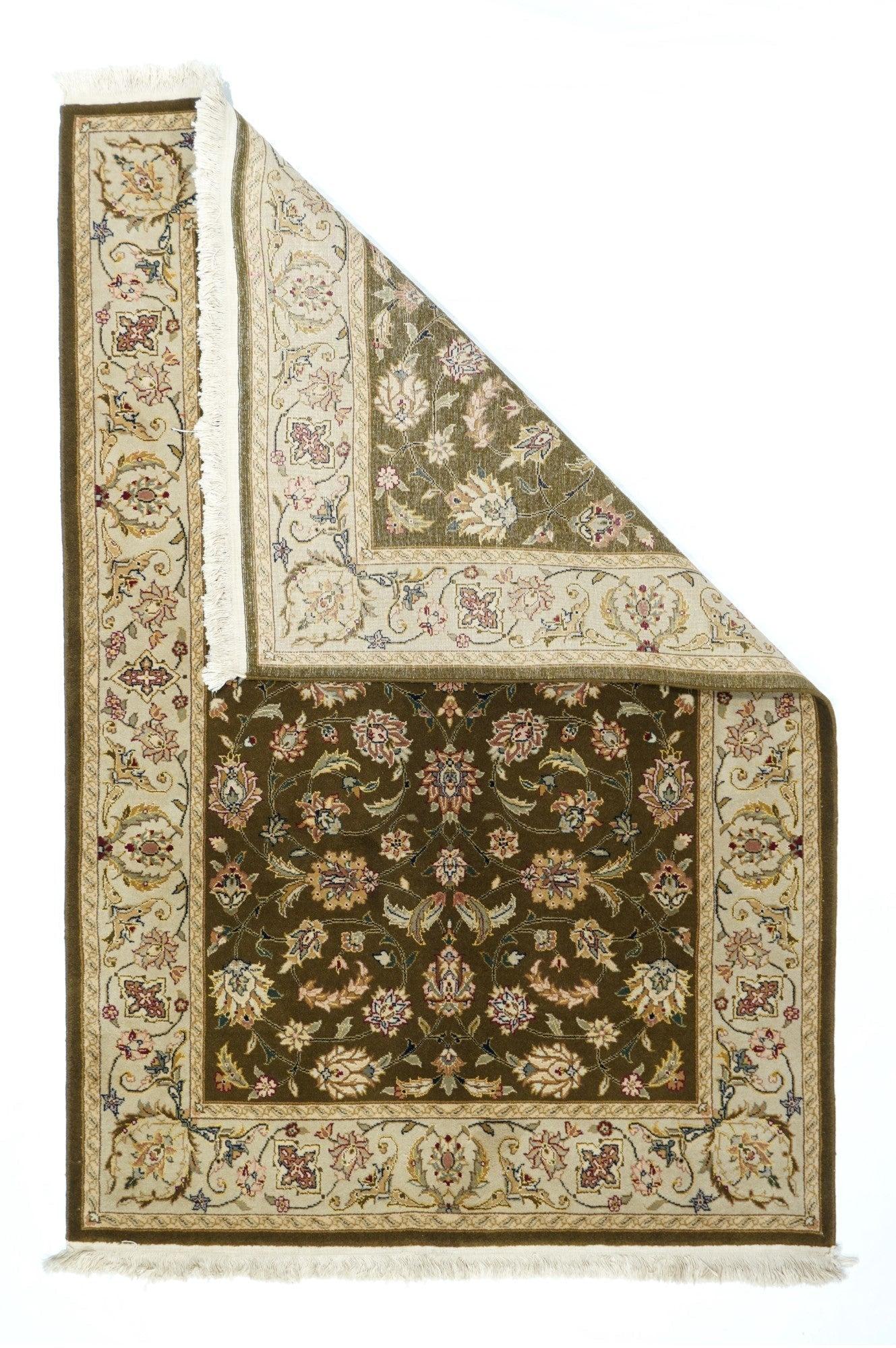 Tappeto Tabriz Design 3'9'' x 5'9''. Il campo rosso scuro profondamente saturo ospita un motivo ben ordinato di palmette a petali sfrangiati, inclinati e pigri, disposti intorno a una rosetta pendente all'interno di un diamante a foglie concave.