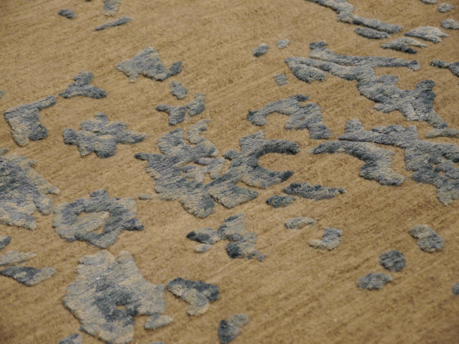Tabriz-Perserteppich im modernen Tabriz-Design, handgeknüpft aus Wolle und Seide in Hellblau im Angebot 3