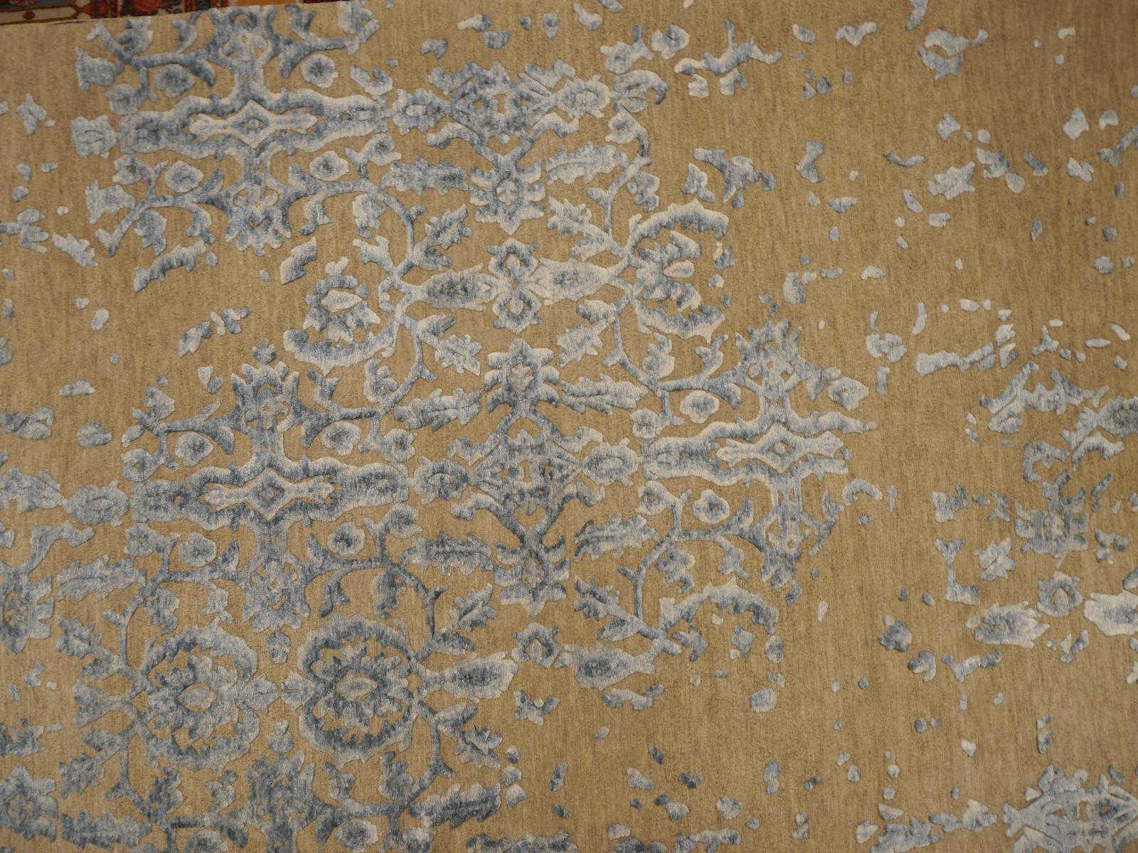 Tabriz-Perserteppich im modernen Tabriz-Design, handgeknüpft aus Wolle und Seide in Hellblau im Angebot 4