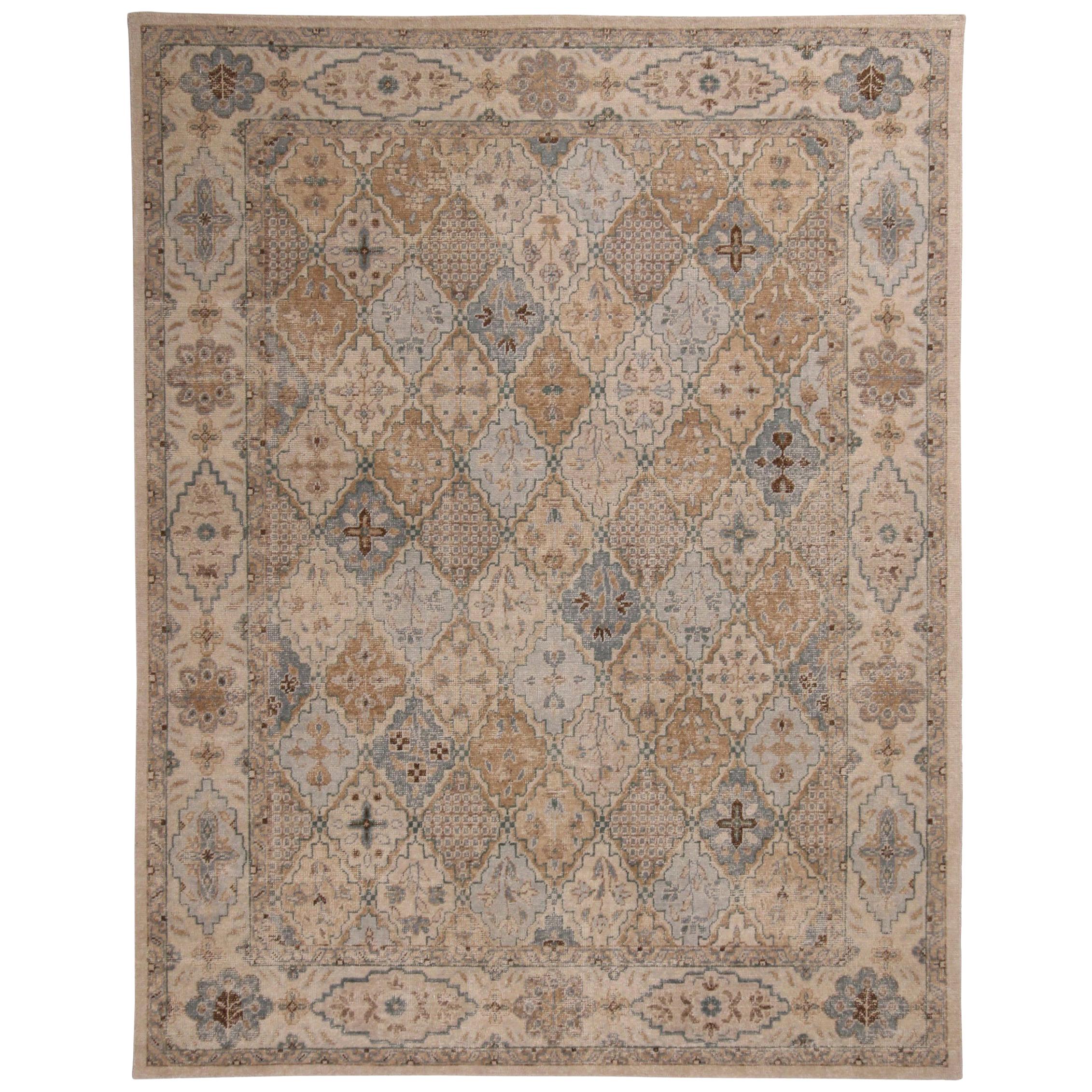Teppich & Kelim's Homage Tabriz-Wollteppich in Weiß Blau und Gold mit geometrischem Muster im Angebot