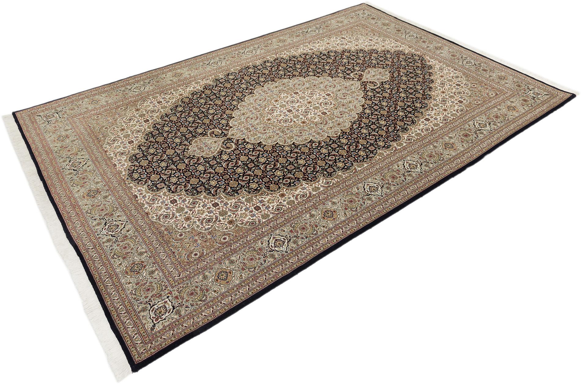 Handgeknüpfter persischer Tabriz-Mahi-Teppich, der im Nordwesten Irans mit feinen traditionellen Techniken hergestellt wird.

Es zeigt das klassische Mahi (Fisch)-Motiv mit einem komplizierten zentralen Medaillon, das von detaillierten Blumen- und