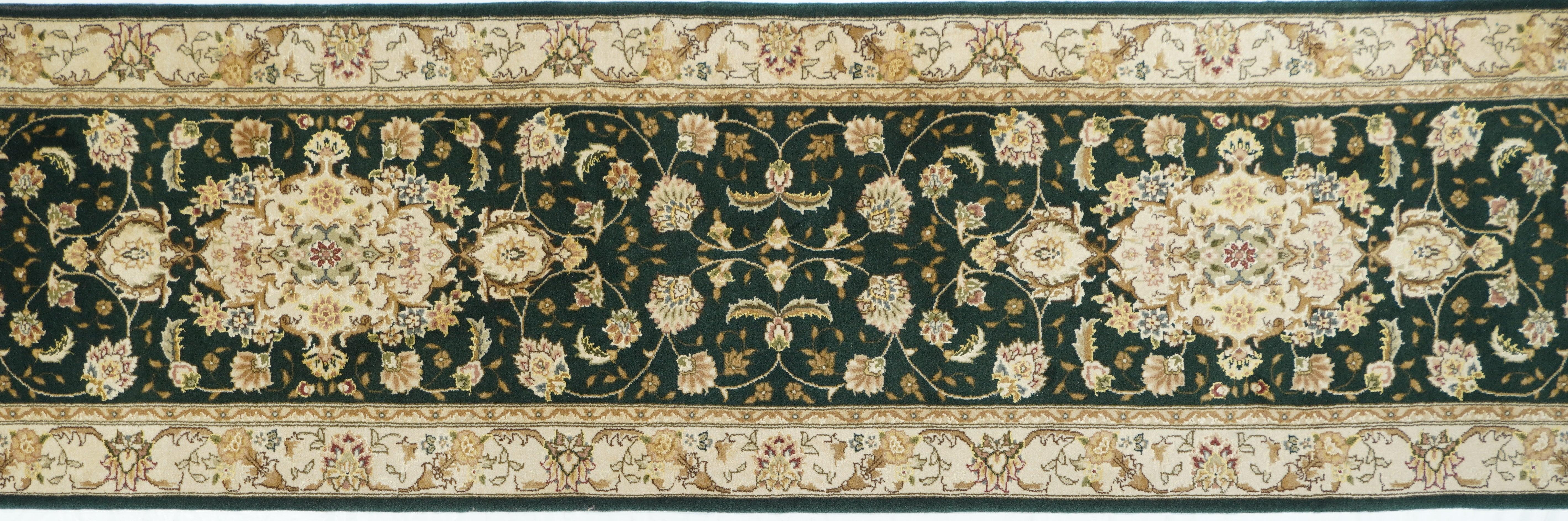 Tappeto in lana Tabriz Persian Design 2'3'' x 10'0''. Due grandi medaglioni a cartiglio ovali in sabbia con bordi in acanto che racchiudono steli fogliati, palmette e rosette di petali. il tutto sostenuto da arabeschi curvi e sottili ancorati da