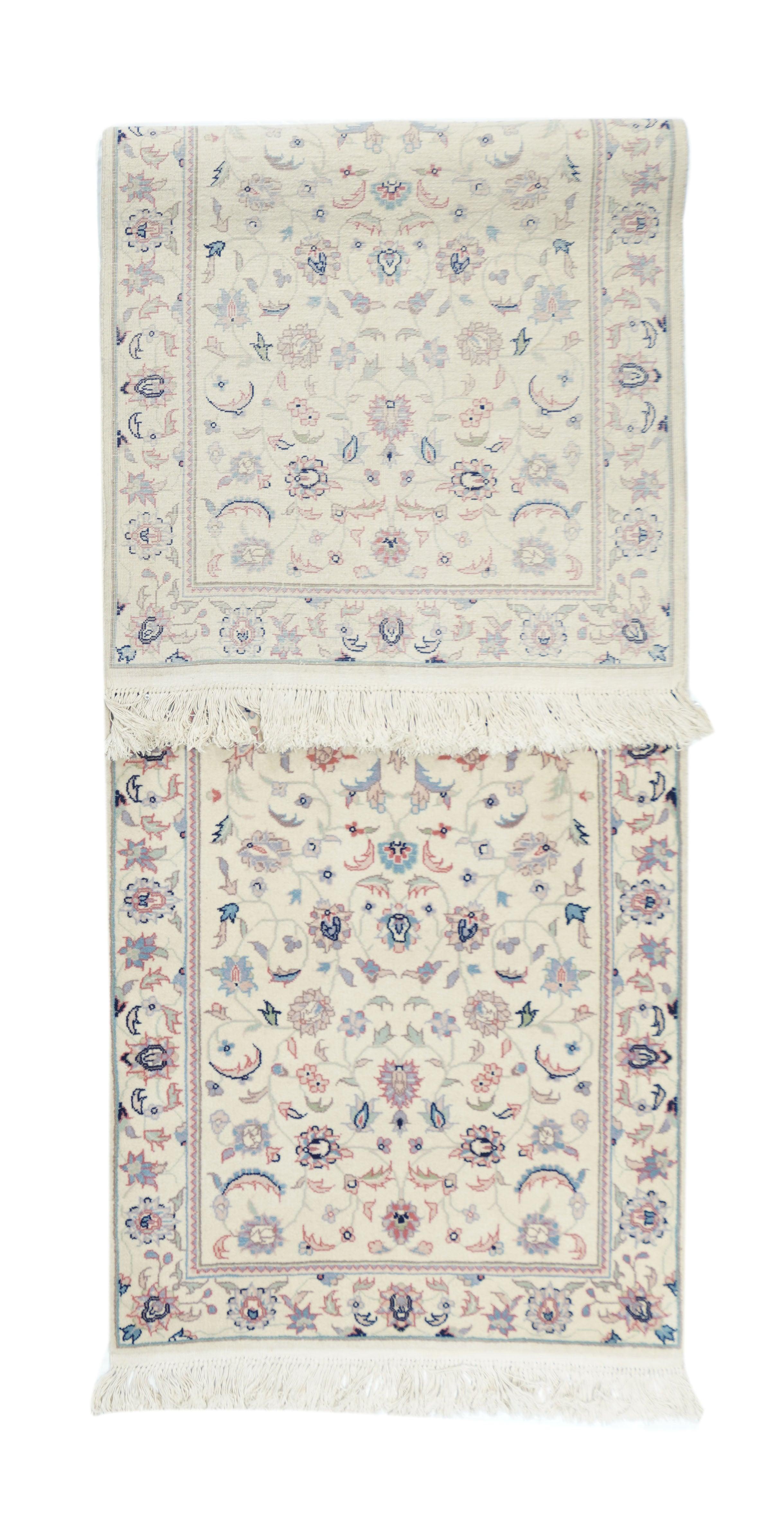 Runner in lana Tabriz Persian Design 2'6'' x 8'0''. Il campo caldo color crema presenta un disegno preciso di palmette ben distanziate, foglie spinate e viti seghettate, con una colonna centrale di rosette fluttuanti con bordi di petali appuntiti e