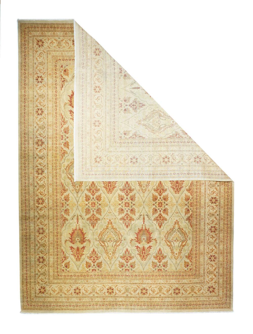 Tappeto Tabriz 10'0'' x 13'5''. Proveniente da una stimata città della Persia occidentale con una lunga tradizione artistica, questo tappeto moderno e ben tessuto mostra un campo di sabbia diviso in un motivo a losanghe verticali, con le riserve che