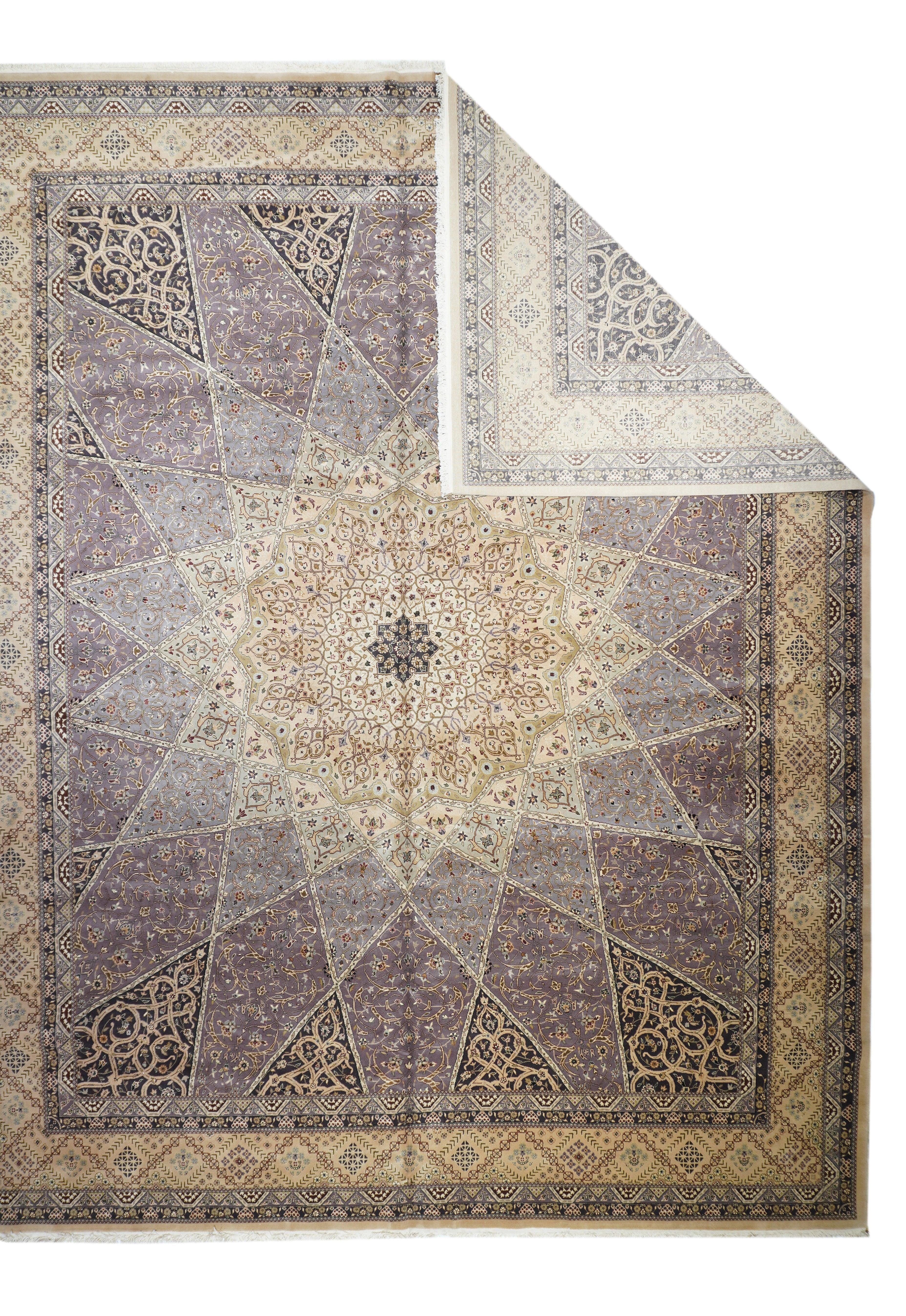 Tappeto Tabriz 12'0'' x 15'0''. Il tappeto urbano finemente tessuto con riflessi di seta mostra una versione creativa di un interno di moschea domicale, con un'affascinante stratificazione di ottavi centrali quasi neri, all'interno di cerchi ecrù