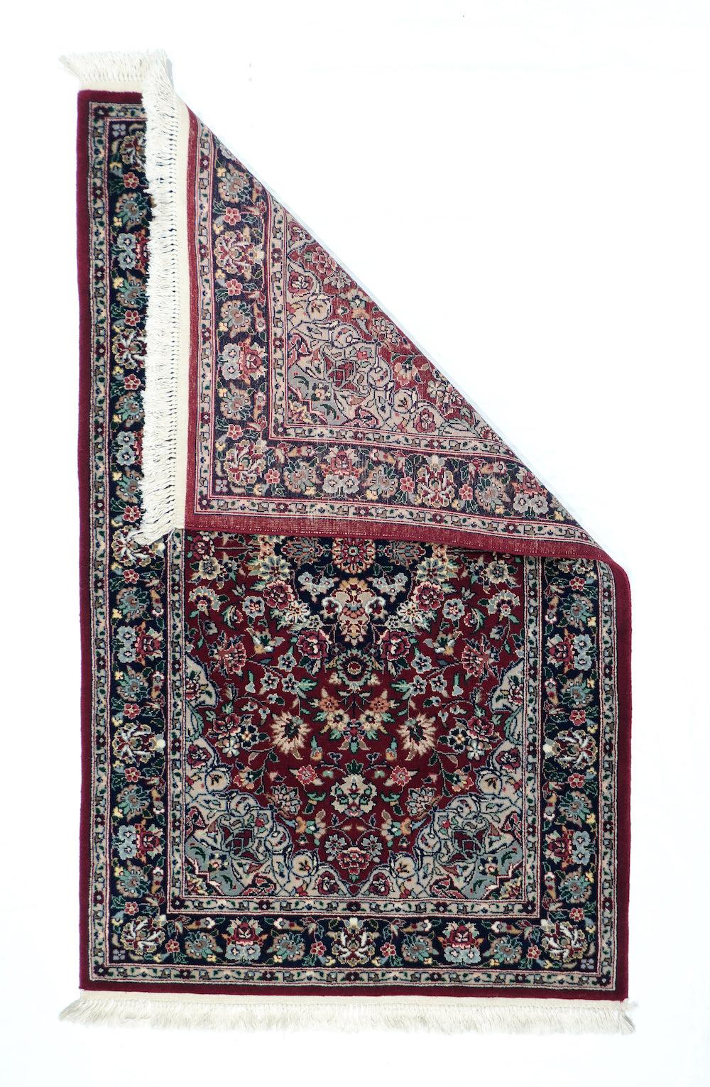 Tappeto Tabriz 3'0'' x 5'0''. Questo tradizionale sparpagliamento cittadino presenta un disegno finemente intrecciato e accentuato dalla seta di una corona di rose ecru stracciate posizionata al centro di un campo rosso intenso fittamente ricoperto