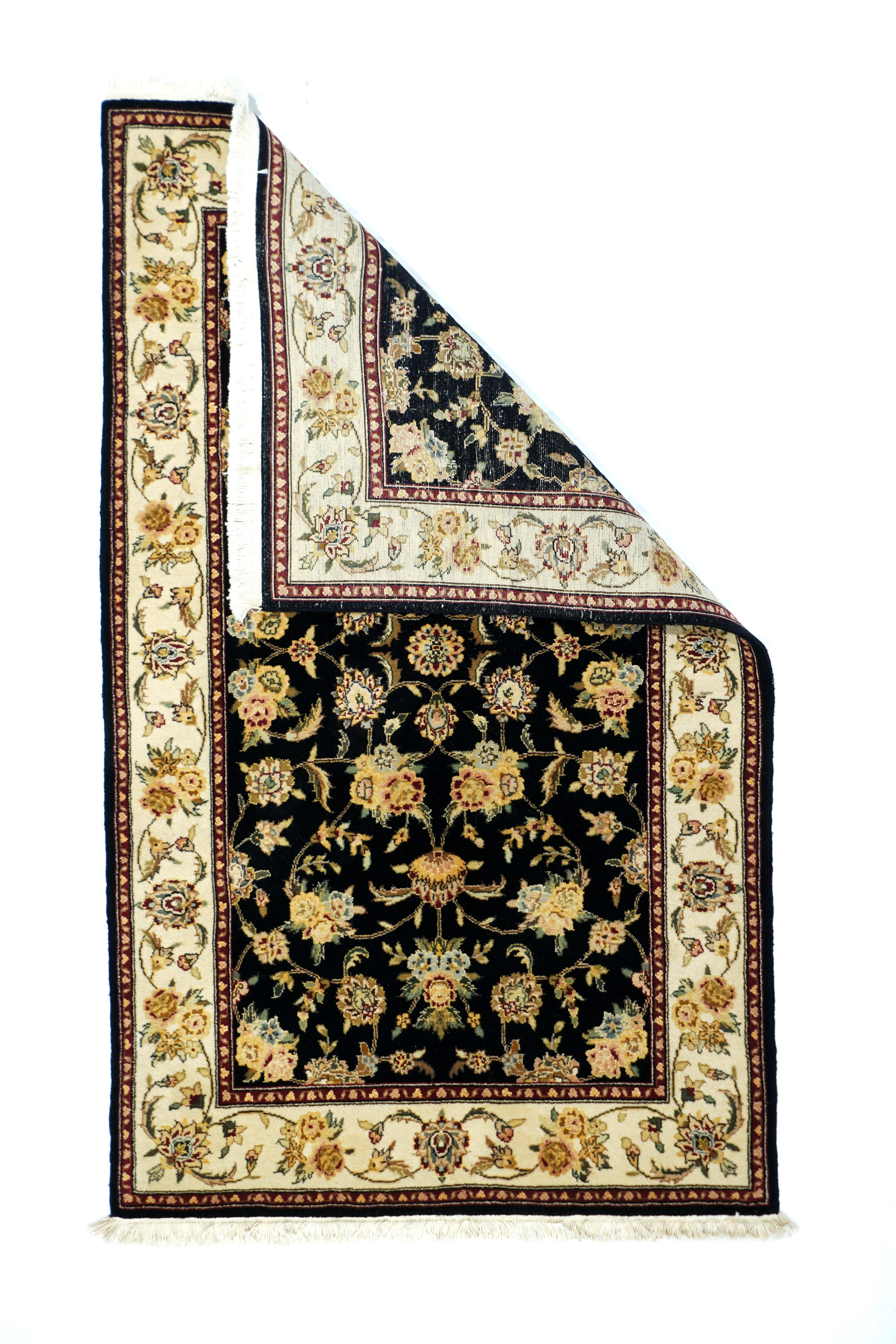 Tappeto Tabriz 3'0'' x 5'0''. Il campo quasi nero mostra un disegno allover simmetrico di quattro quarti attorno a una rosetta focale di petali, bouquet di rose e palmette di petali, strutturato da un forte arabesco. Bordo crema con palmette di