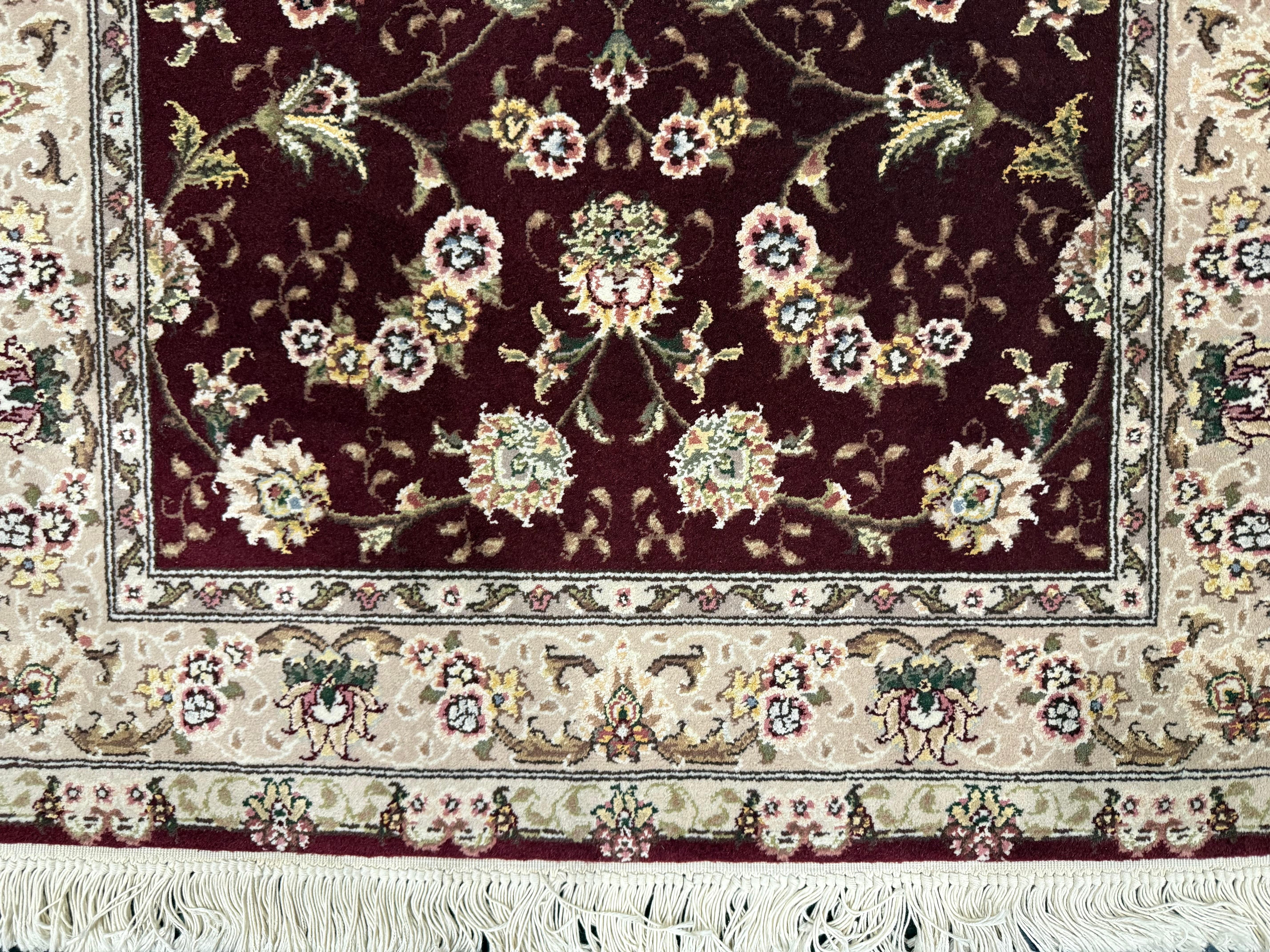 Alfombra Tabriz 3'0'' x 5'0''.  La enorme producción de alfombras y esparcidos en prácticamente todos los estilos: medallón, centralizado, direccional o allover, trein una variedad de densidades de moderada a extremadamente fina, en lana, seda y