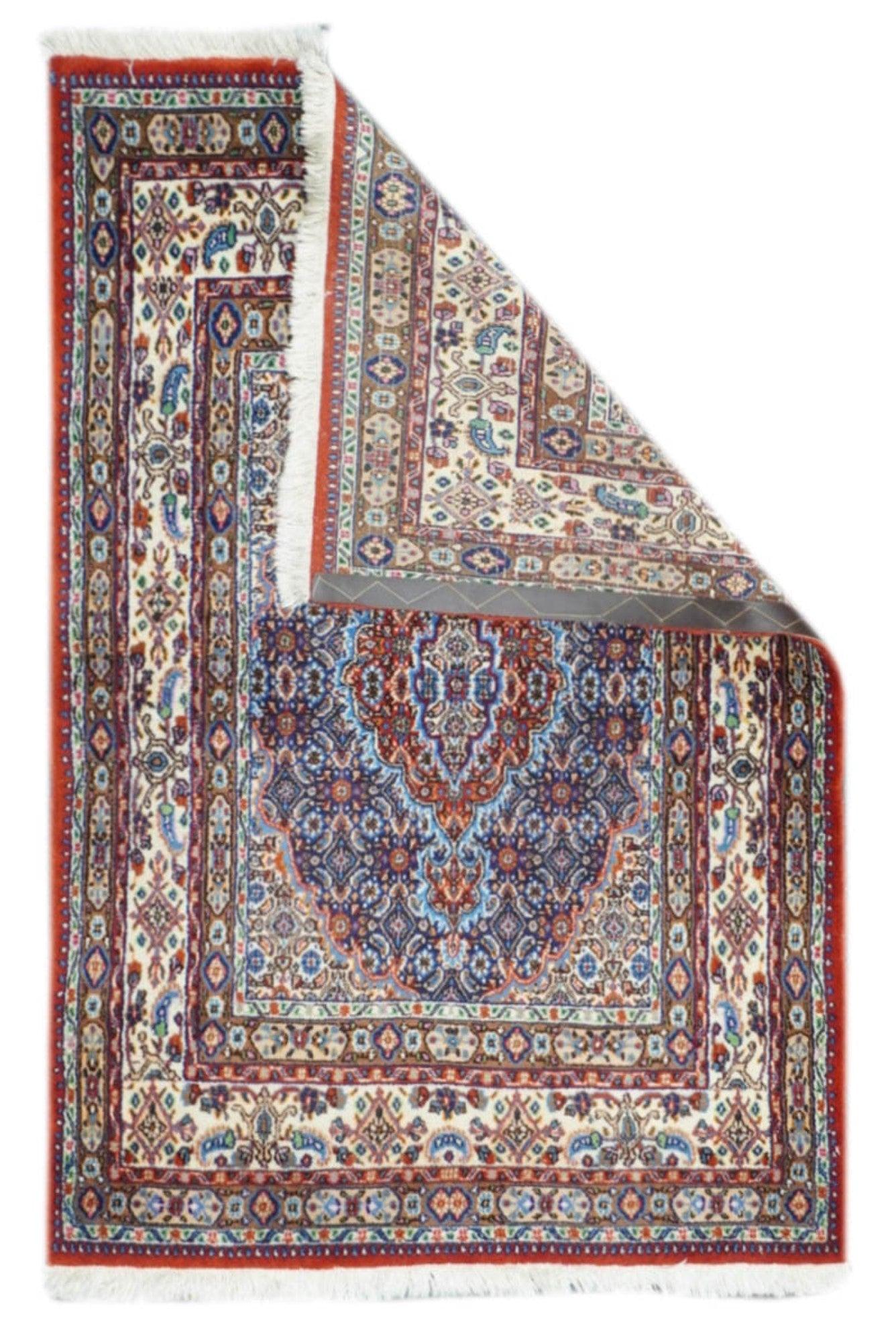 Tappeto Tabriz vintage 3'2'' x 4'8''. L'enorme produzione di tappeti e scatter in quasi tutti gli stili: medaglione, centralizzato, Directional o allover, in una varietà di densità da moderata a estremamente fine, in lana, seta e combinato, con un