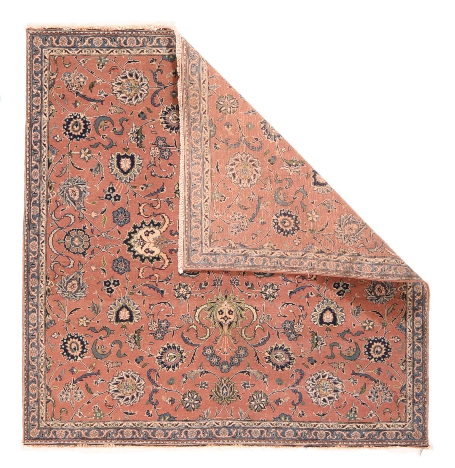 Tappeto Tabriz 4'8'' x 4'9''. In un formato insolito per gli scatter, questo pezzo finemente intrecciato mostra palmette che ancorano bande di nuvole, un piccolo cartiglio centrale in avorio, rosette elaborate e palmette a petali. Tendenza generale
