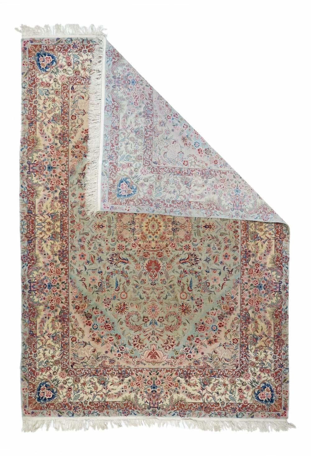 Tabriz Teppich 5'8'' x 8'2''. Ein achteckiges Medaillon aus Sandstroh mit einer roten Spitzbogenrosette im Zentrum verankert die unterschiedlich gebogenen und geschwungenen Trauben und mehrfarbigen Palmetten auf dem meergrünen Feld. Ecrufarbene