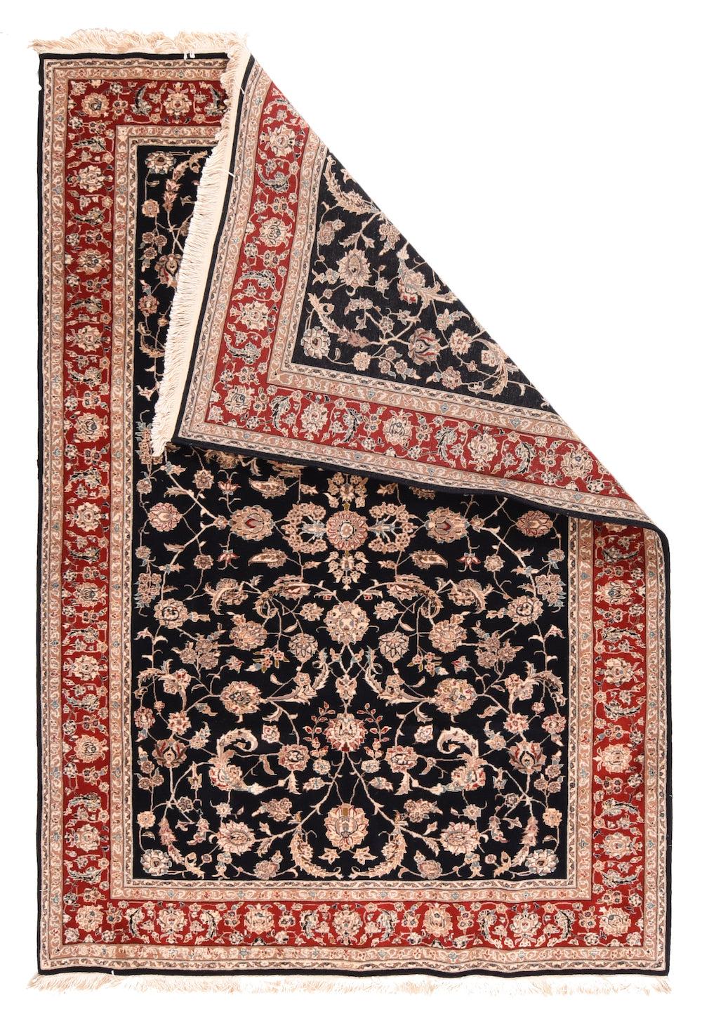 Tappeto Tabriz 5'9'' x 8'9''. Un versatile spargimento Townes di grande formato, con una trama fitta, mostra un campo quasi nero dominato da arabeschi curvilinei bilevel ancorati da una varietà di palmette a petali, foglie spinate arricciate e