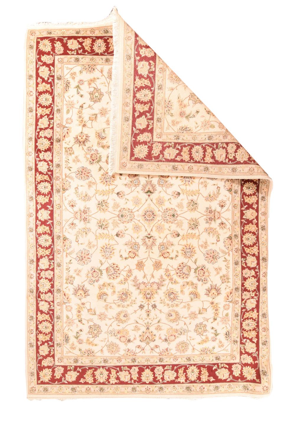 Tappeto Tabriz 5'9'' x 8'9''. Questo grande spargimento urbano si distingue per il suo campo color crema che presenta un disegno allover quasi interamente a forma di palma. Bordo rosso con palmette inclinate ed erette. Tessuto a pelo corto. Nuove