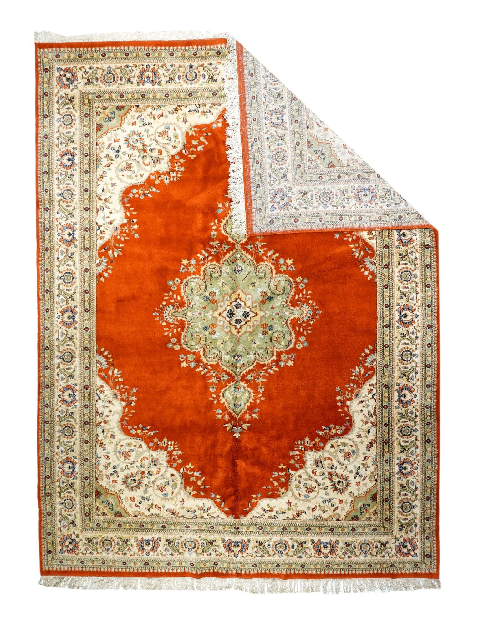 Tappeto Tabriz 8'10'' x 11'10''. Il campo aperto rosso pomodoro è centrato da un medaglione verde lobato e pendente con un contorno di acanto spinato e volute interne. Angoli estesi ecrù. Bordo principale ecru con palmette e moduli arabescati