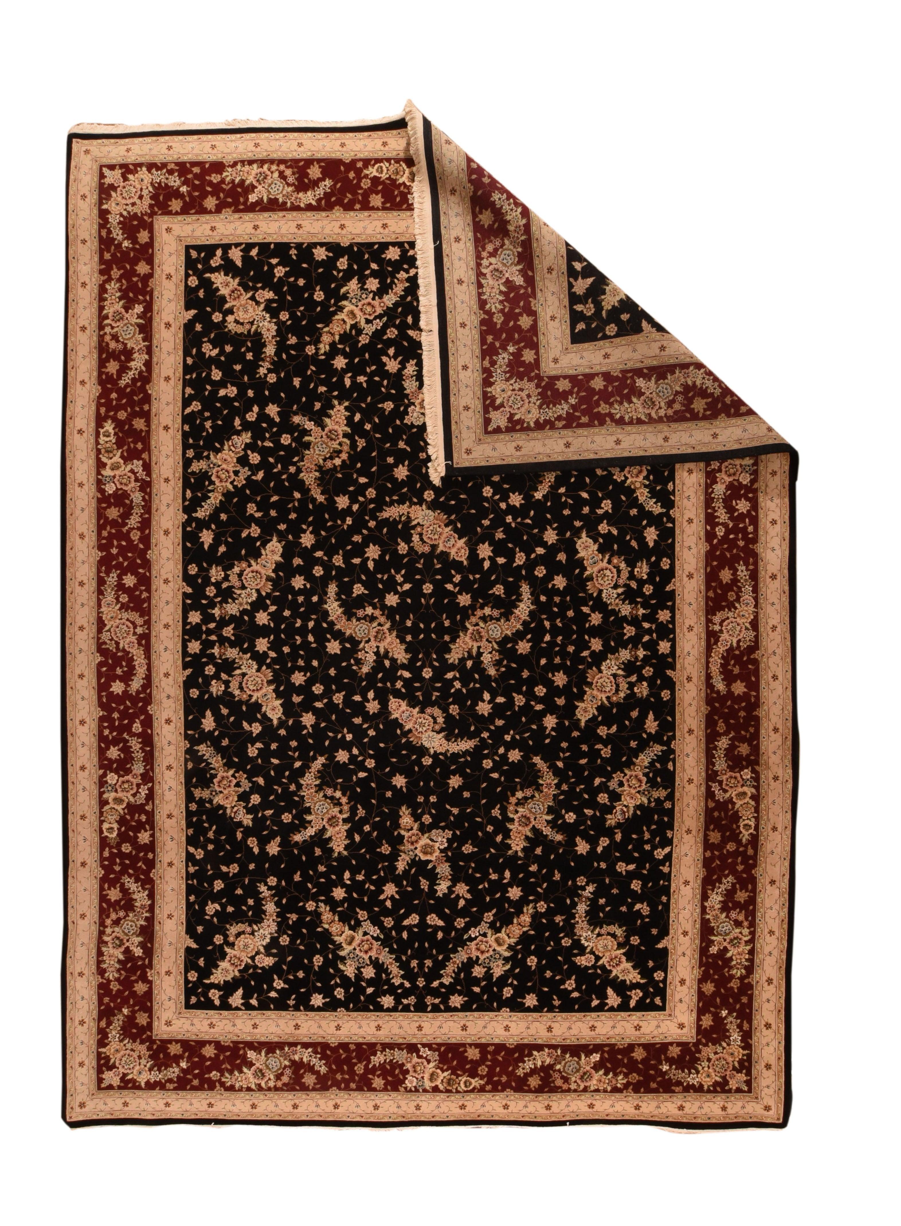 Tappeto Tabriz 9'9'' x 13'9''. Questa creazione urbana persiana del nord-ovest, ben tessuta, presenta un insolito motivo allover di racemi di rosette a forma di mezzaluna in caduta libera, con una sparsa posteriore di piccole rosette. La bordura