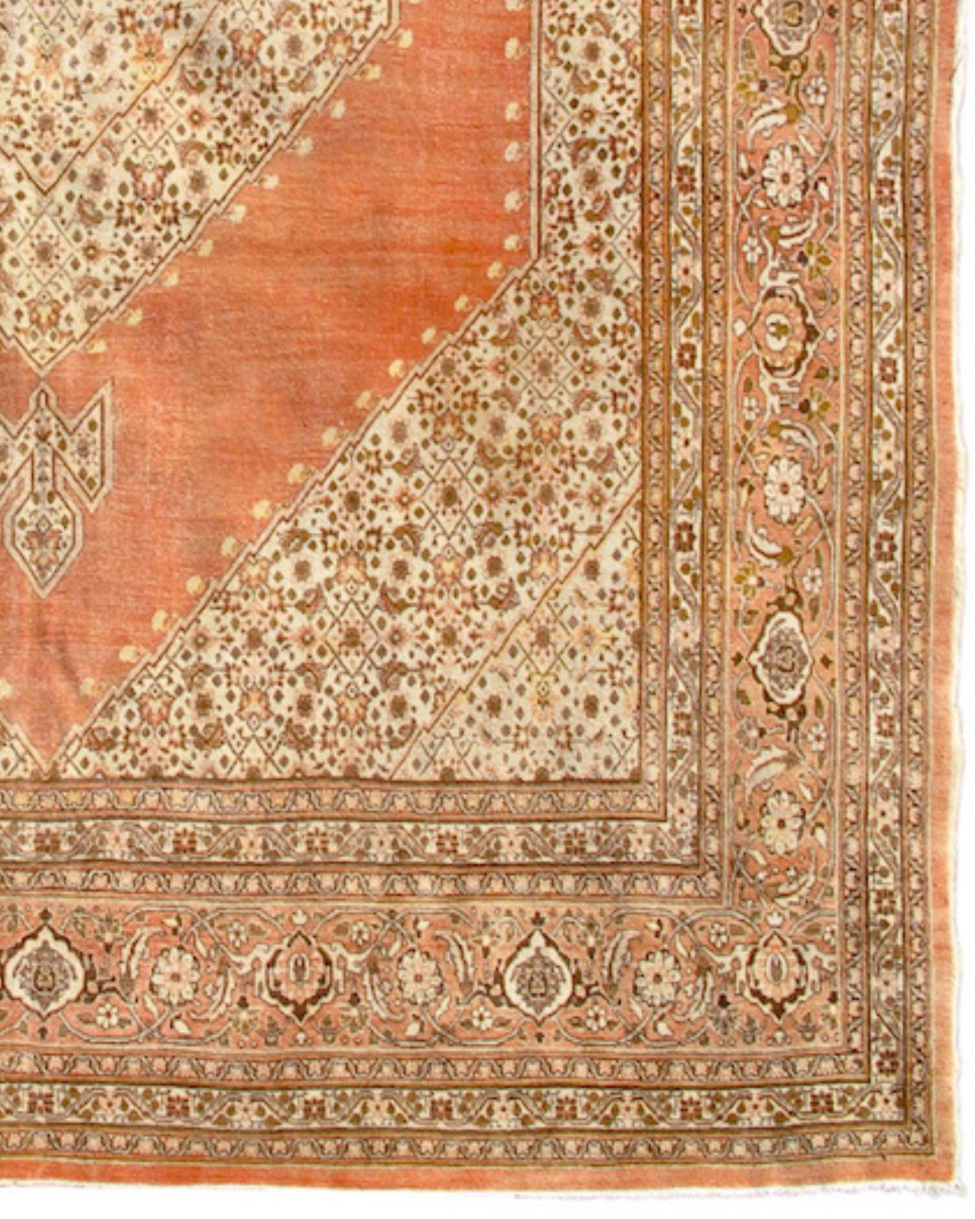Antiker persischer Täbris-Teppich, um 1900

Dieser elegante Täbriz-Teppich schafft ein Gleichgewicht zwischen offenen Räumen und Bereichen mit feiner und präziser Zeichnung, die in einer sanften, harmonischen Palette von Creme- und Ockertönen
