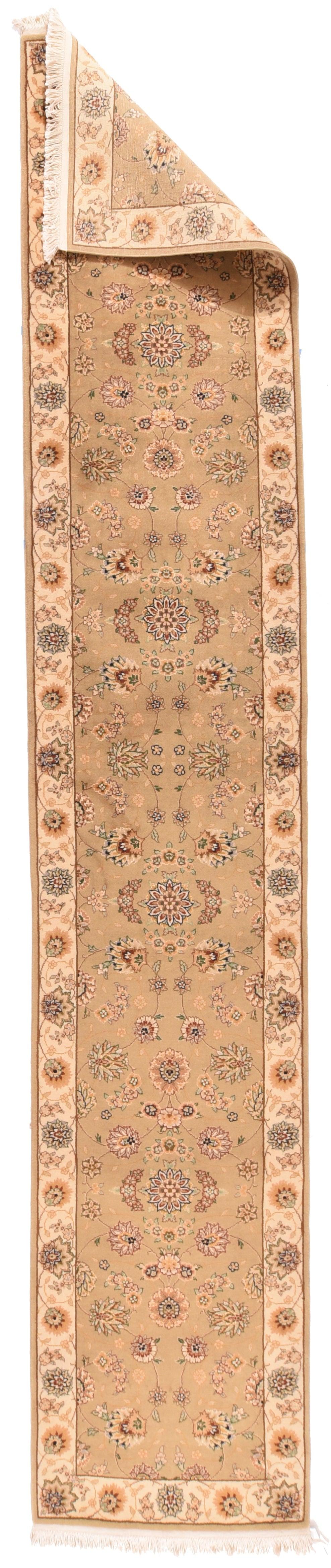 Runner Tabriz 2'3'' x 12'0''.  Il campo di colore nero presenta un ampio motivo arabescato di tralci di vite che collegano palmette a petali stratificati e racemi a rosetta, il tutto accentuato da sfumature di rosso, bianco sporco, sabbia e marrone