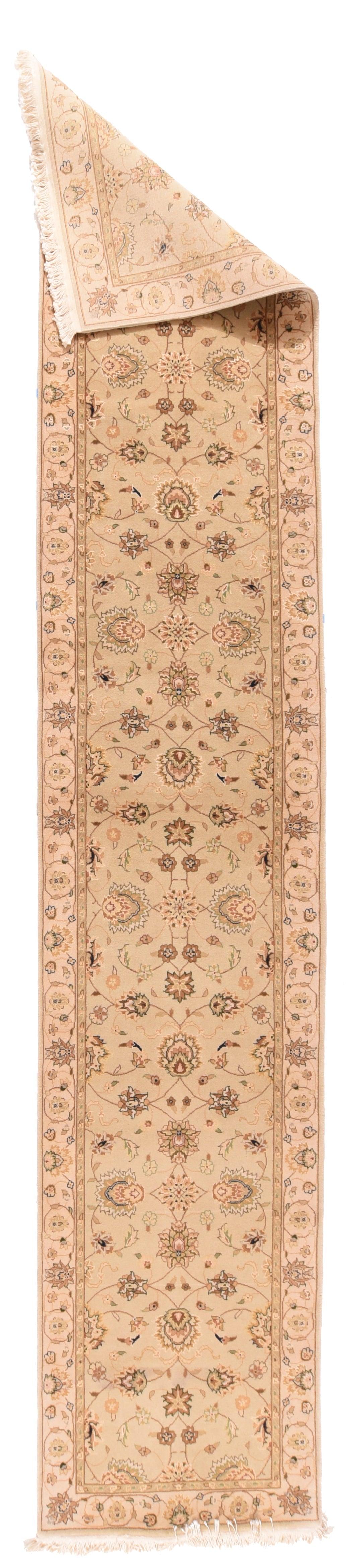 Runner Tabriz 2'3'' x 12'0''. Il campo paglierino mostra una colonna centrale spezzata di palmette a petali e fiamme, rosette cruciformi appuntite e rosette a strati, il tutto accentuato da sabbia, corallo, rosso ed ecru. Fasce di nuvole leggermente