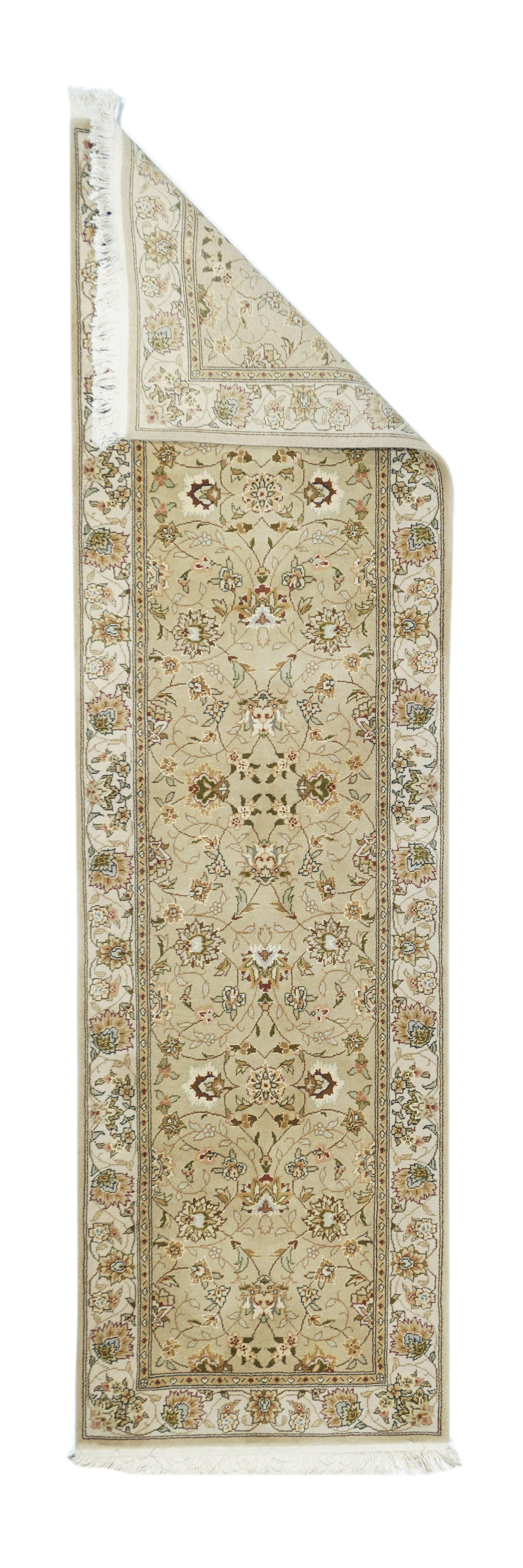 Runner Tabriz 2'3'' x 8'0''. Il campo di colore paglierino mostra un disegno di viti e palme che si muove su e giù da un gruppo ravvicinato di piccoli racemi di fiori convergenti accentuati in rosso. Bordo principale color avorio crema con palmette