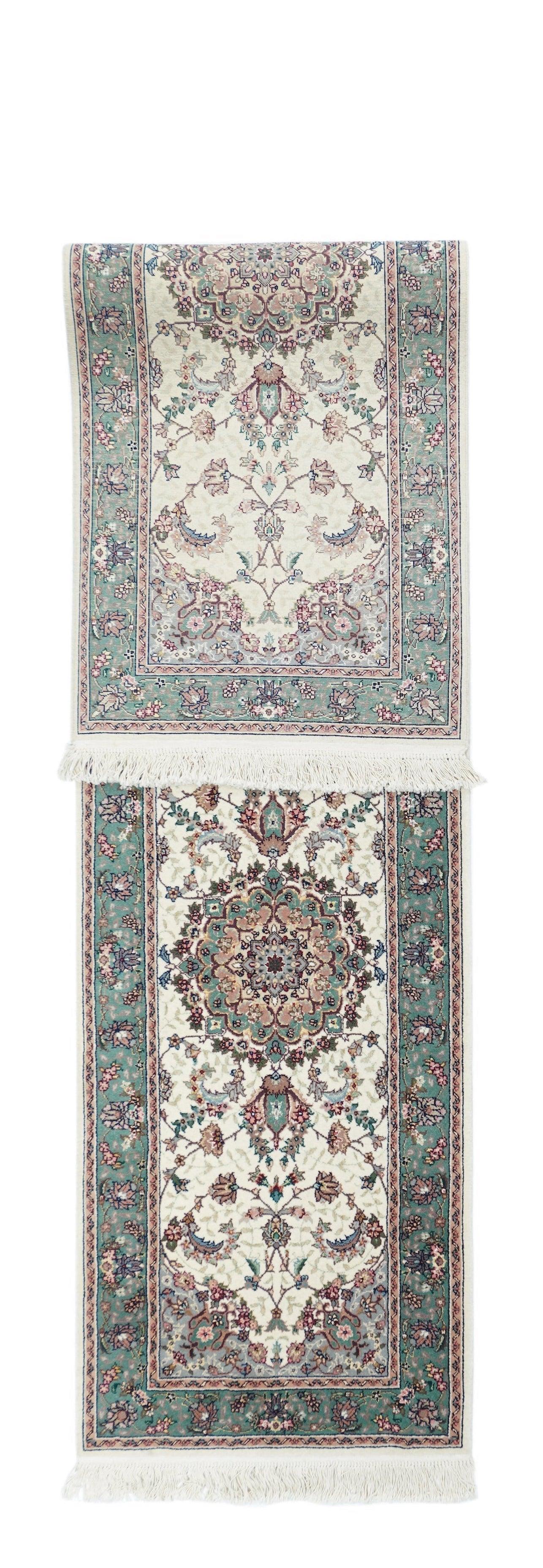 Runner Tabriz 2'6'' x 10'0''. Questo kenare ben tessuto presenta un campo avorio cremoso arricchito da tre tondi pendenti, ciascuno con otto piccole palmette sporgenti, su un fondo di foglie e racemi complessi, palmette e un vigneto curvo a due