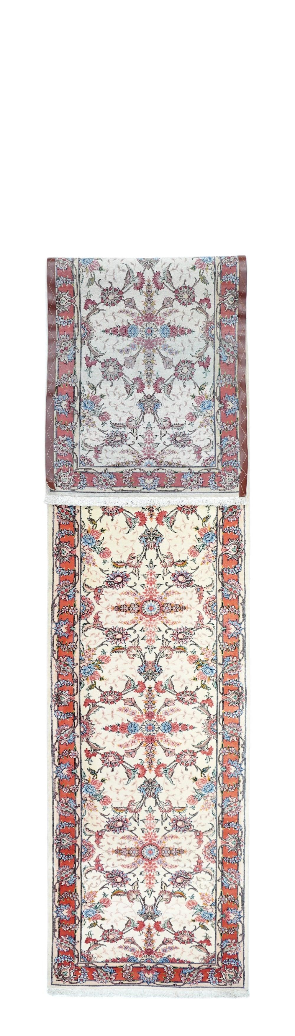 Runner Tabriz 2'6'' x 12'2''. Il campo ecrù mostra sei moduli completi, ciascuno composto da una rosetta e da un racemo cruciforme, all'interno di una corona di rosette ogivali complete e di una corona esterna più grande e incompleta. Accenti di