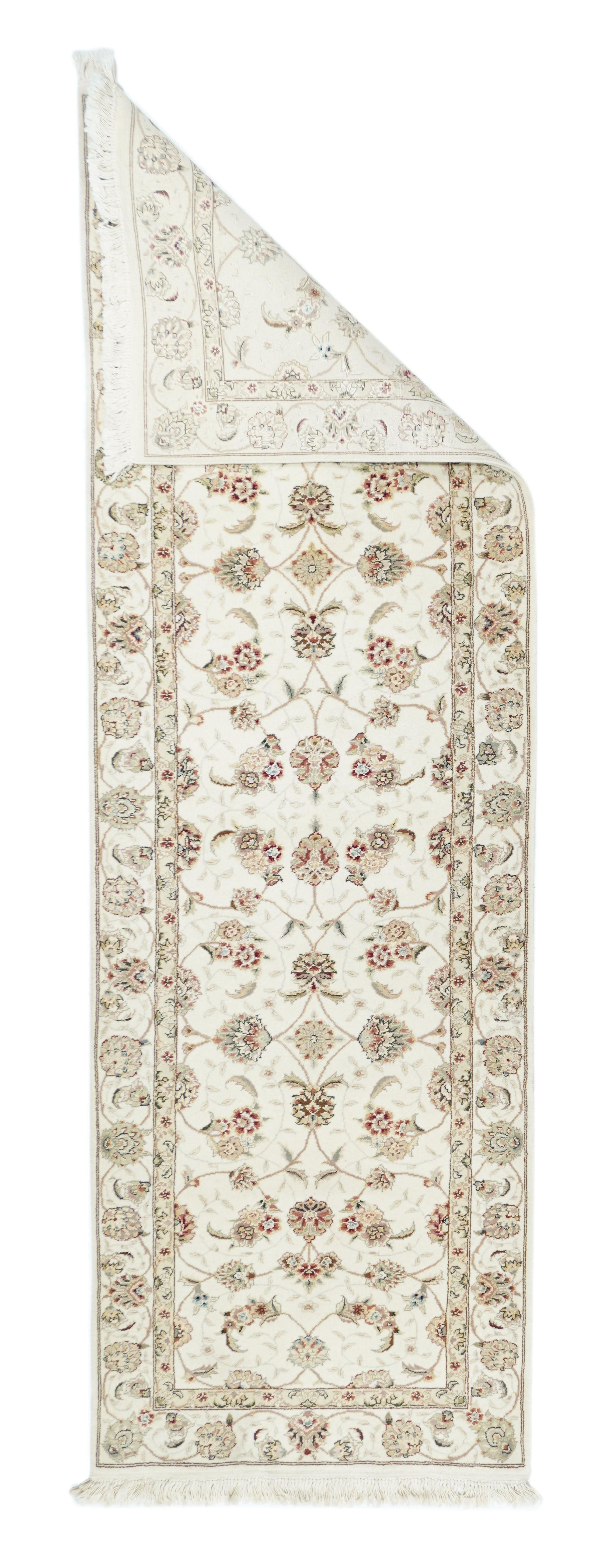 Runner Tabriz 2'6'' x 8'0''.  Il campo ecrù-avorio di questo runner urbano moderatamente ben tessuto presenta una colonna centrale spezzata di palmette a petali, rombi aperti e concavi e rosette a petali, con colonne affiancate di palmette pigre e