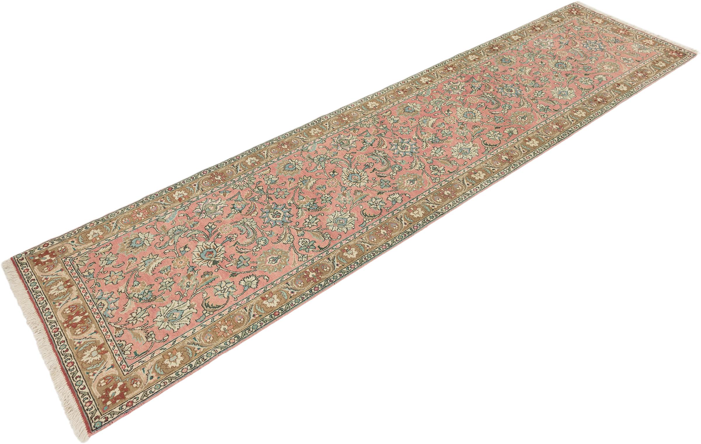 Corredor de Tabriz, tejido en Irán hacia 1950.

Este tapete Tabriz vintage presenta un cálido campo rosa decorado con un elegante motivo floral integral, enmarcado por un refinado borde beige y marrón suave. Los acentos en azul claro y marfil