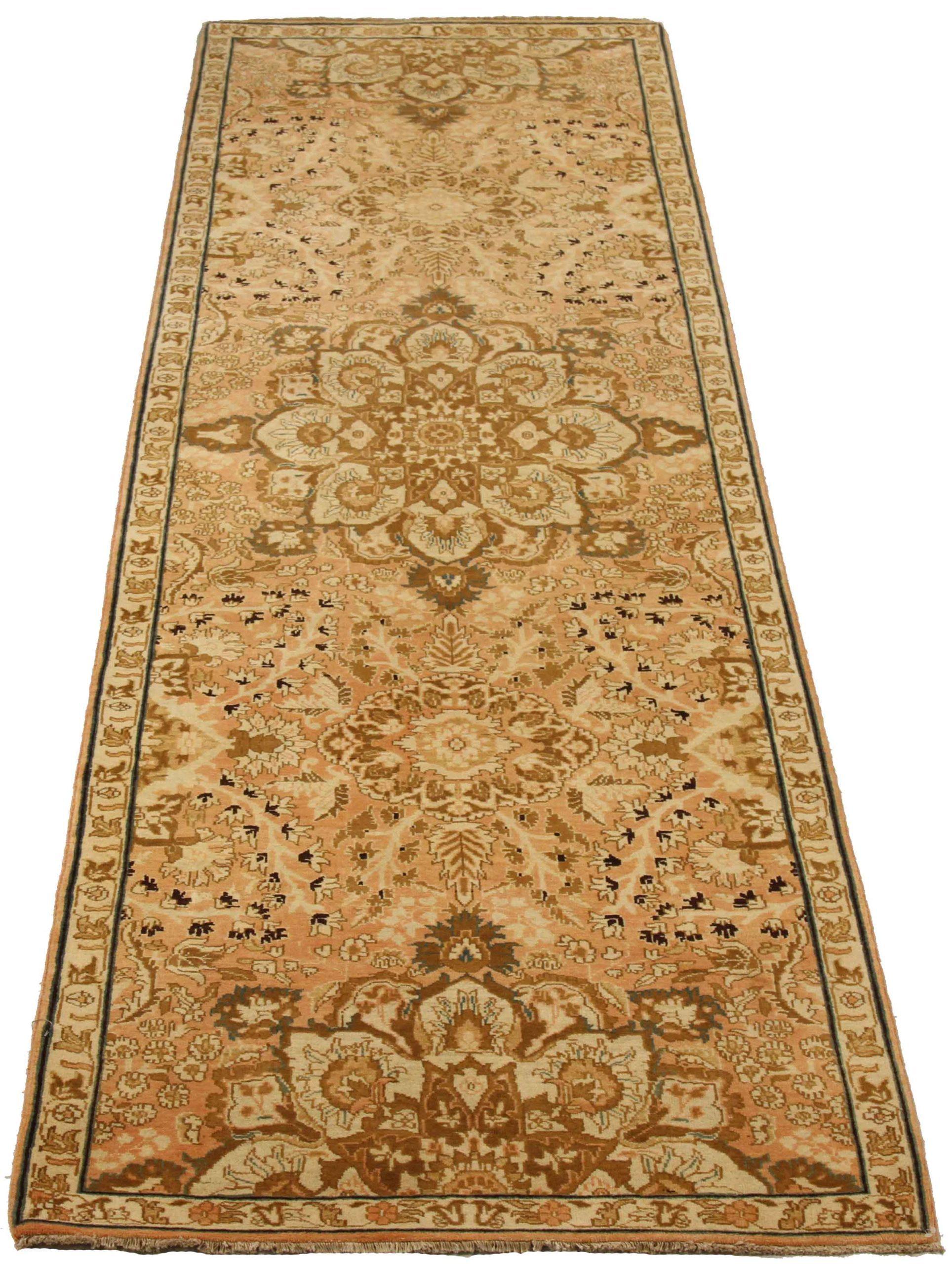 Scopri l'eleganza di questo tappeto Tabriz unico nel suo genere, caratterizzato da runner di CIRCA 1990. Progettato con una meticolosa attenzione ai dettagli, questo design esclusivo è perfetto per valorizzare il tuo spazio.