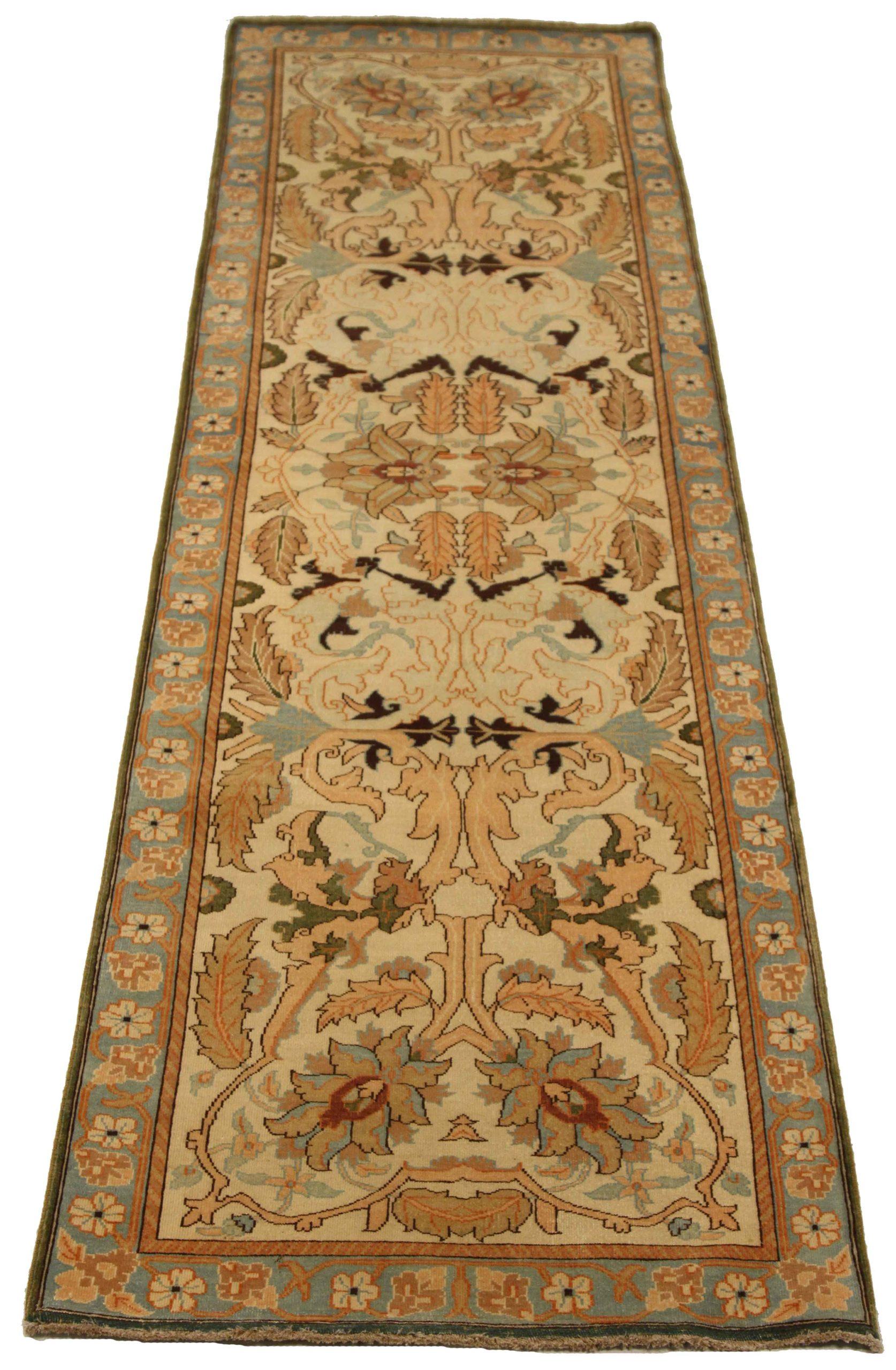 Scopri l'eleganza di questo tappeto Tabriz unico nel suo genere, caratterizzato da runner di CIRCA 1990. Progettato con una meticolosa attenzione ai dettagli, questo design esclusivo è perfetto per valorizzare il tuo spazio.