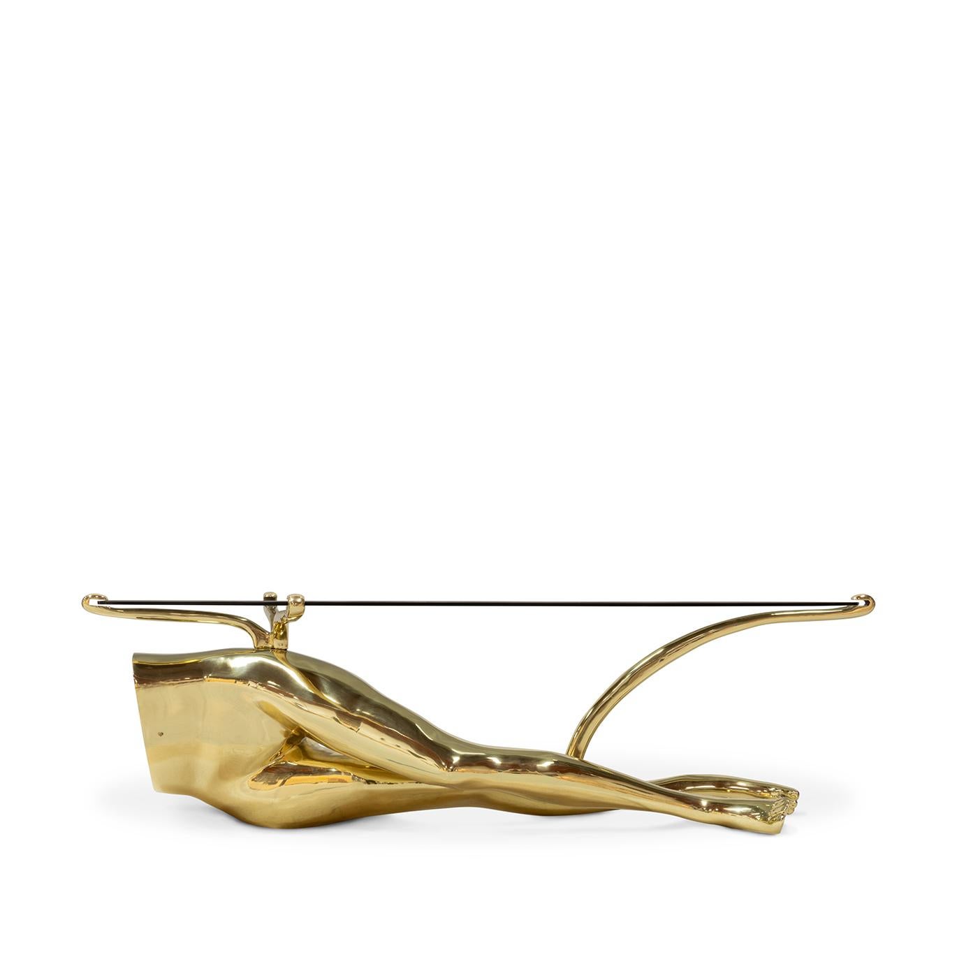 Ajoutez du sex-appeal et de la fantaisie à votre salon avec la table cocktail Tabu. Les pieds sensuels en laiton s'étirent sous un plateau en verre bronze sophistiqué pour créer l'objet de conversation parfait pour votre prochain cocktail.
