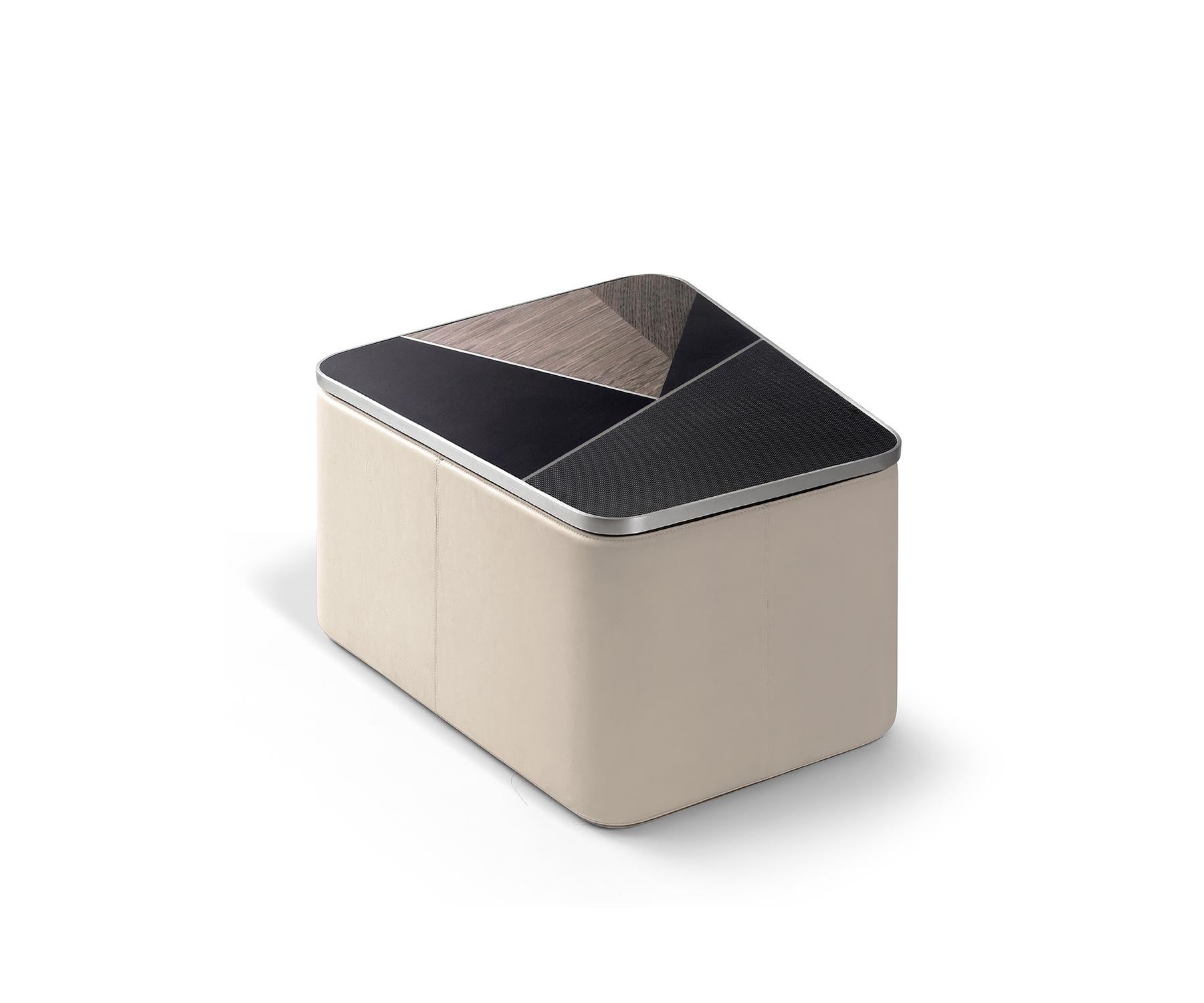 An interplay of craftsmanship and elegance, the Tabula medium finds harmony in Organic structure.

Crafted using traditional techniques, it features a textured veneer and carbon fibre high-gloss finish tabletop, leather wrapping, and polished metal