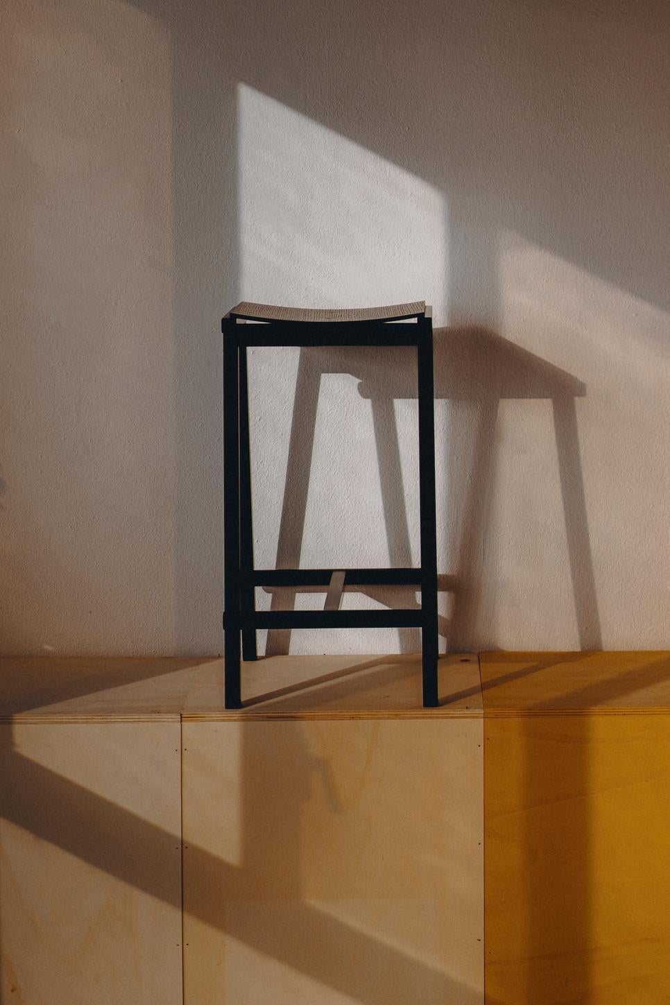 Conçu par le designer espagnol Marc Morro, le Taburete 8 Bar Stool utilise un langage de conception direct pour créer un tabouret de bar fonctionnel et robuste avec une expression distincte mais minimaliste. L'assise incurvée en contreplaqué et le