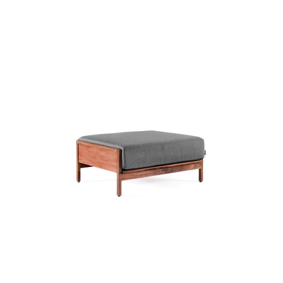 An addition to our “Confort” collection. These pieces join with the sofas and bring a better experience while in use. The ottoman has the ability to be a versatile seat, ideal to complement your living room. Produced in three different types of