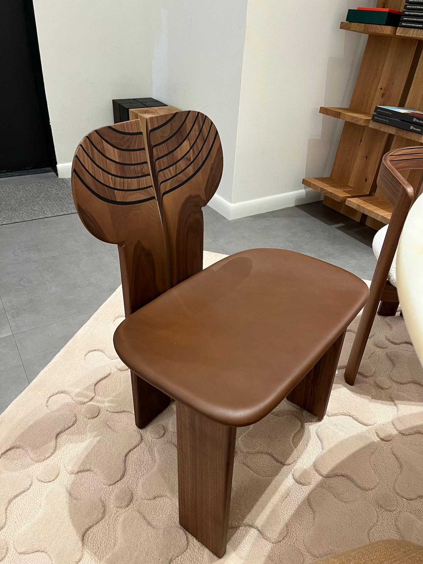 0AFRSD01NCPEL
AFRICA - SEDIA CM 57X44XH.79 - NOCE
NR
STRUTTURA - RIVESTIMENTO IN PELLE
PAD TIPO TB117
PELLE ANILINA/02 - CAT.Z

Creato da Tobia Scarpa
Africa è una sedia che racchiude una sintesi perfetta di struttura, forma e funzione in una