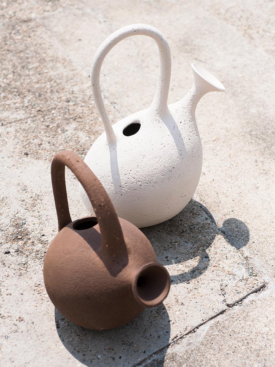 The Aqua Regis amphora takes its name from the famous liquid named by alchemists for its ability to dissolve gold. Thrown on a potter’s wheel and made of engobed semi-refractory, the amphora is a rounded structure with a single, large lateral handle