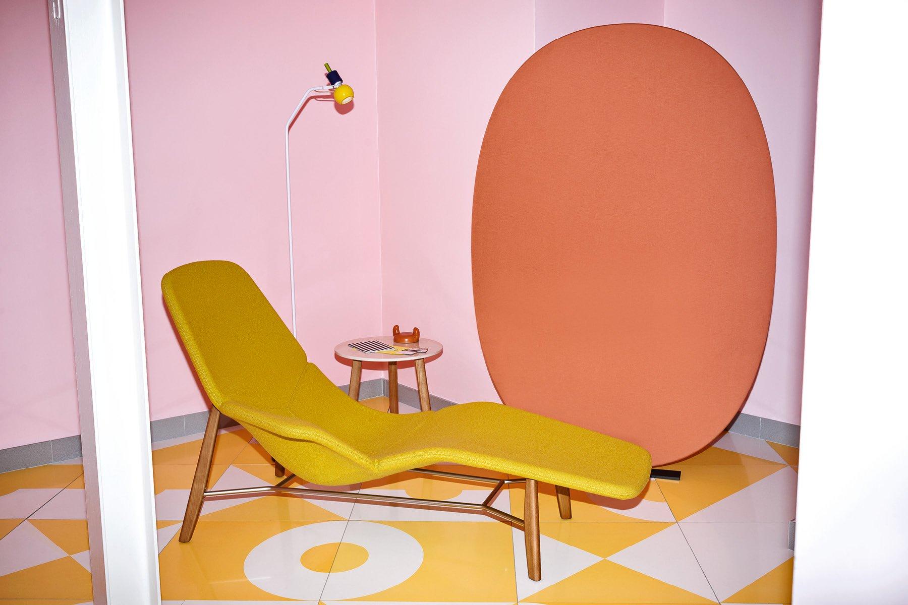 Issue de la planche à dessin du designer français Patrick Norguet, la chaise longue Atoll trace le plaisir de la détente avec des courbes sinueuses qui allient vision esthétique et ergonomie. L'élégance éthérée de l'assise allongée s'étend du haut