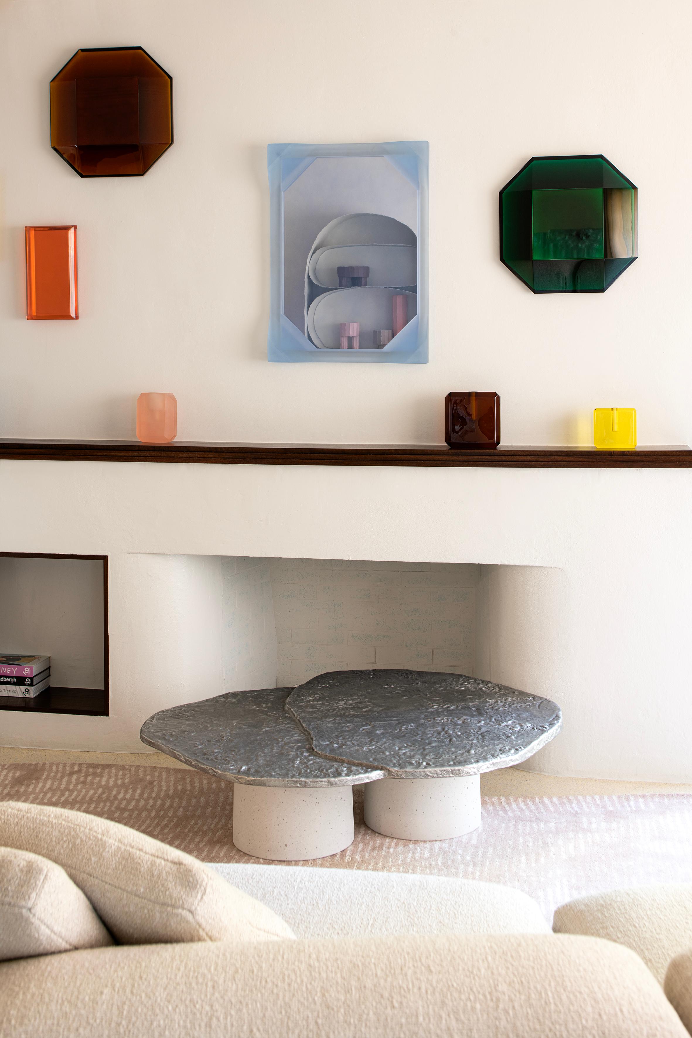 TABLE BASSE CM.130X110XH.34 -
blanc BASE EN CIMENT - COUVERCLE EN ALUMINIUM

L'art est une expression spontanée qui dissout les contraintes de la culture traditionnelle. La matière comme élément brut, travaillée et façonnée pour mettre en valeur son