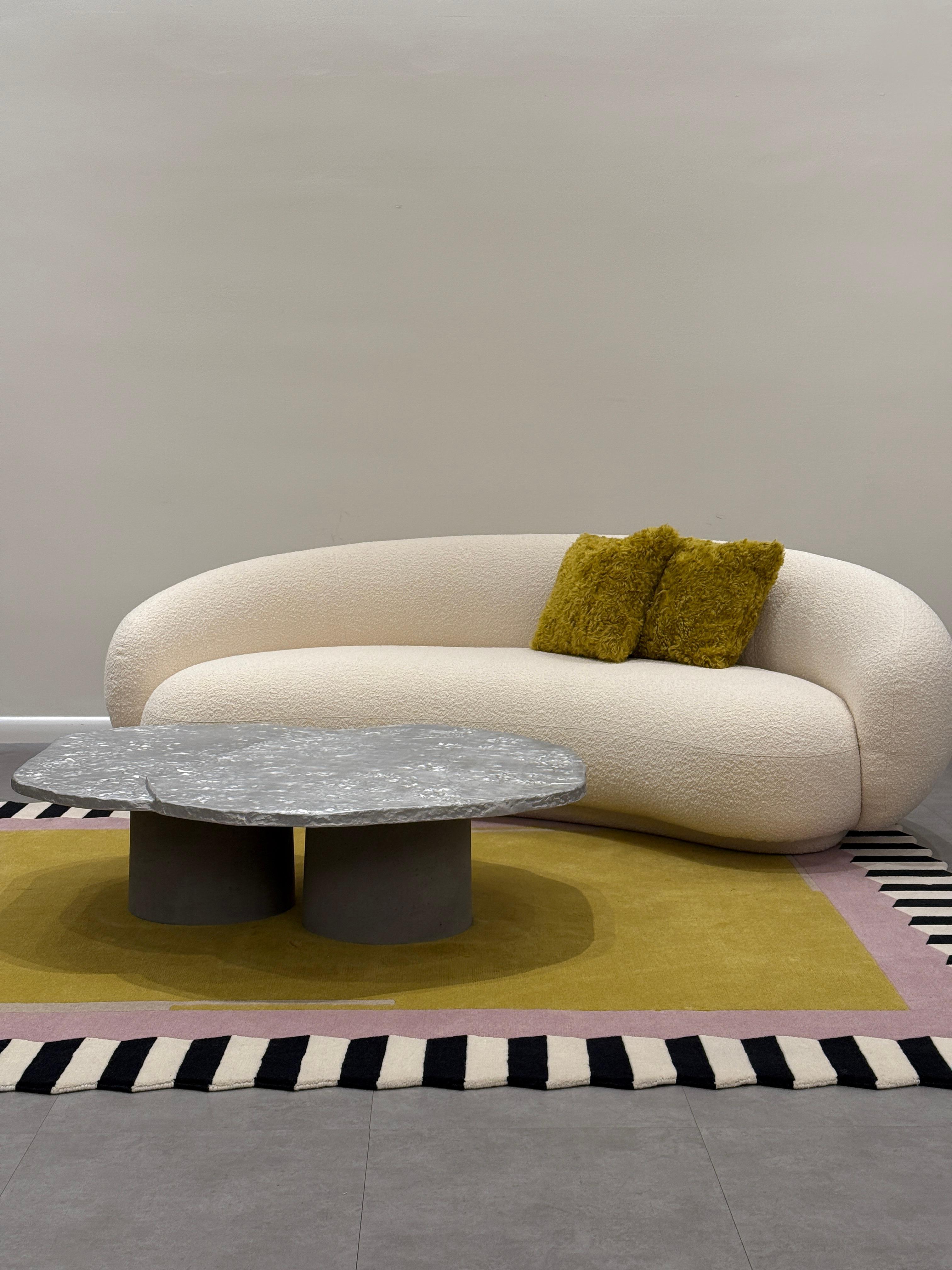 TABLE BASSE CM.130X110XH.34 -
blanc BASE EN CIMENT - COUVERCLE EN ALUMINIUM

L'art est une expression spontanée qui dissout les contraintes de la culture traditionnelle. La matière comme élément brut, travaillée et façonnée pour mettre en valeur son