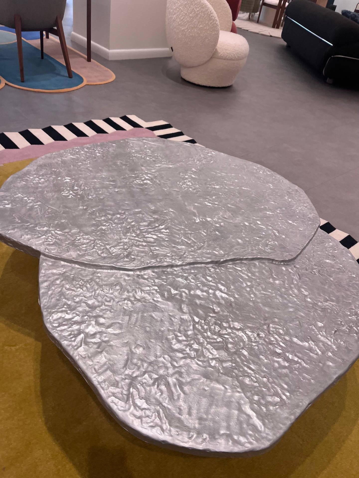 Table basse Tacchini Brut de Roberto Sironi en stock Excellent état - En vente à New York, NY