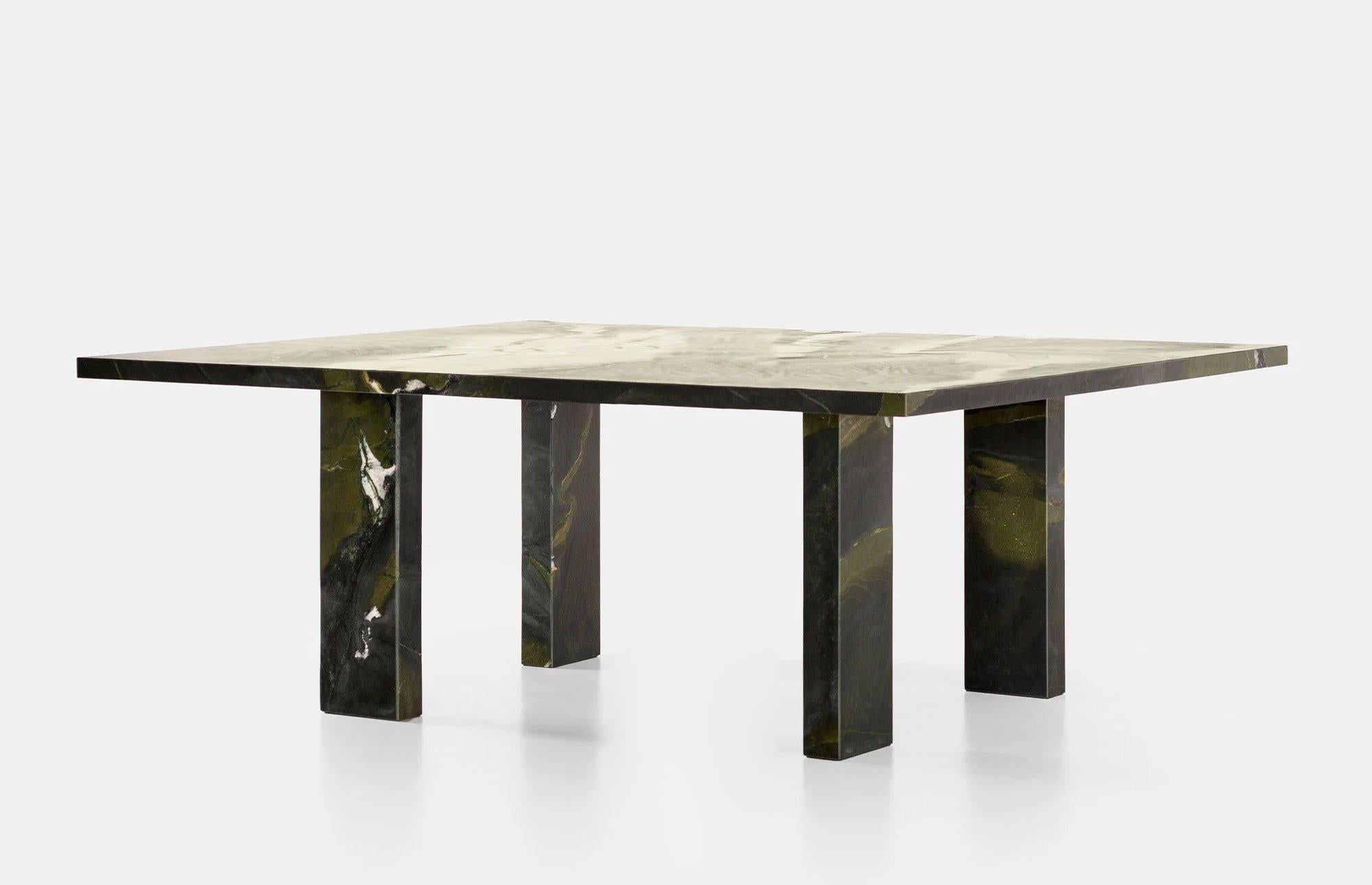 Clockwise, née de la première collaboration de Tacchini avec le designer Michael Anastassiades, est une table à la fois simple et monumentale. Son humour subtil se manifeste par la disposition ludique des pieds, qui alternent aux angles du plateau