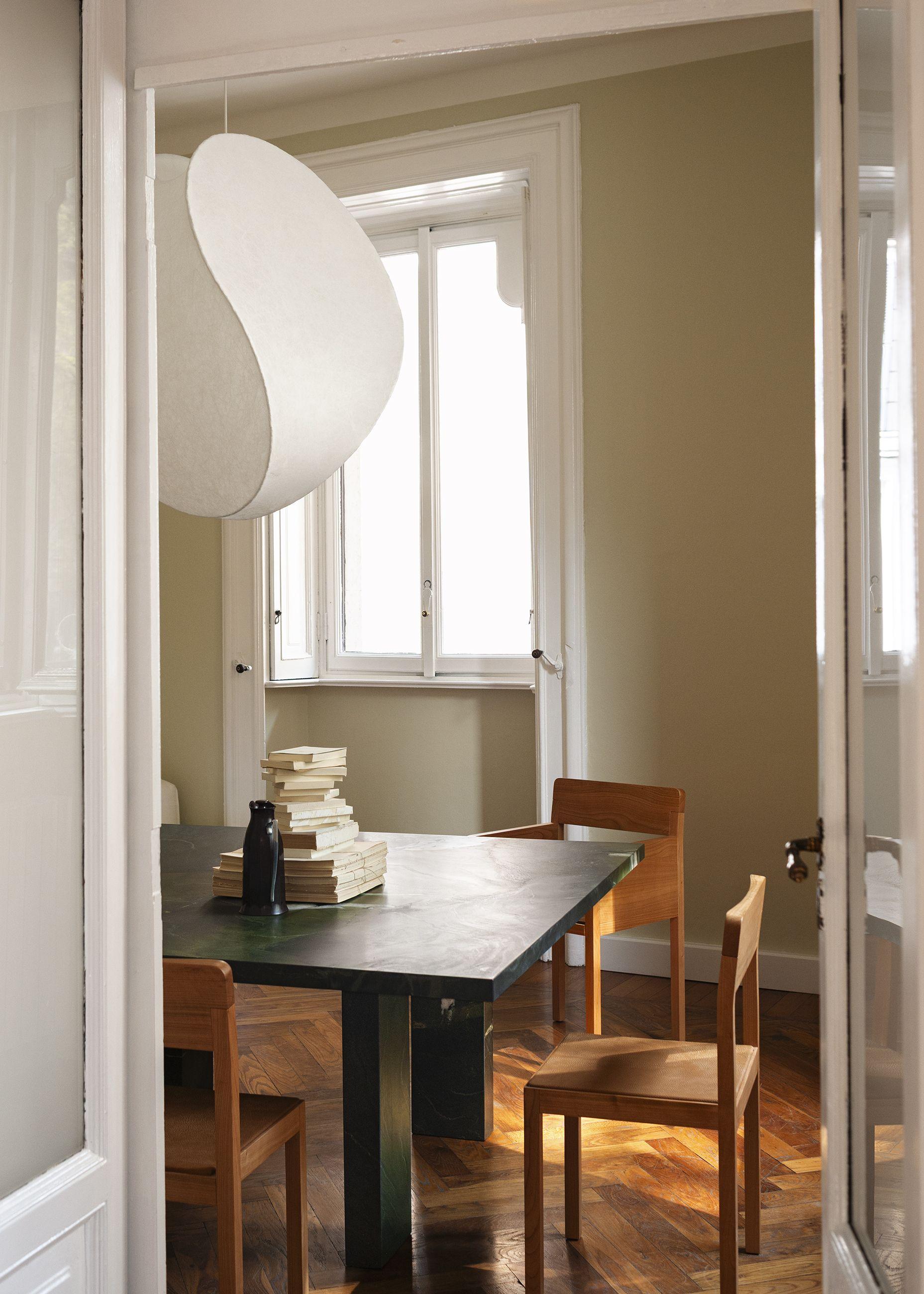Italian Table de salle à manger Tacchini en marbre dans le sens des aiguilles d'une montre par Michael Anastassiades en vente